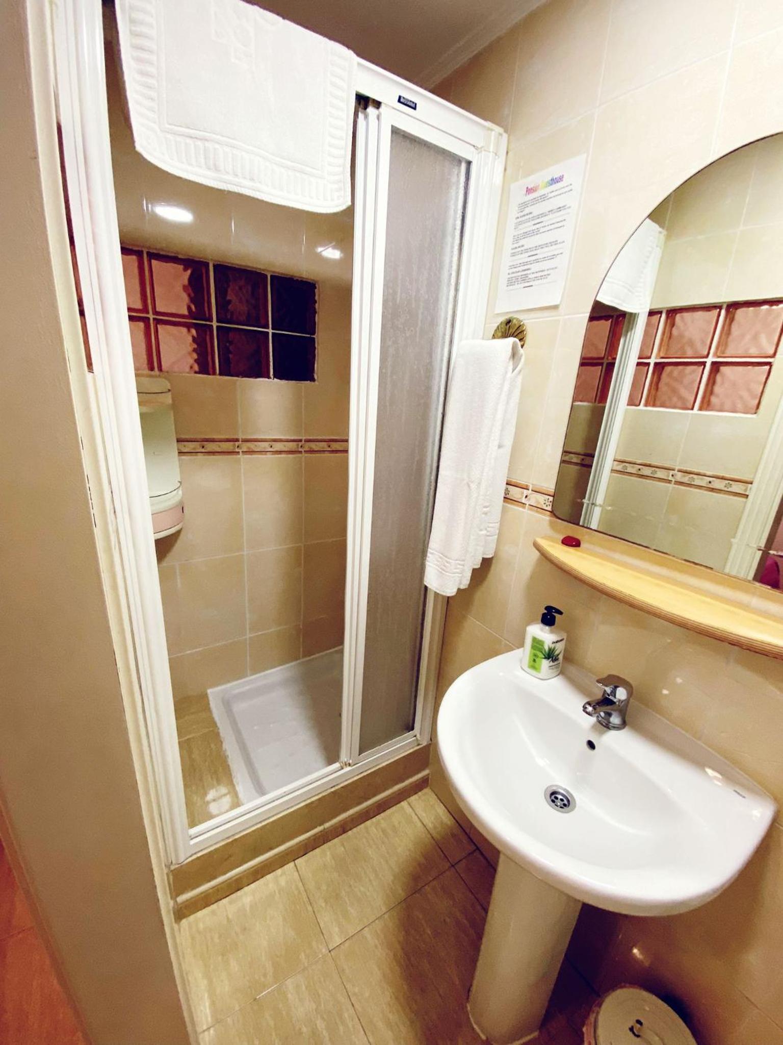 Double or Twin Room - Photo 10