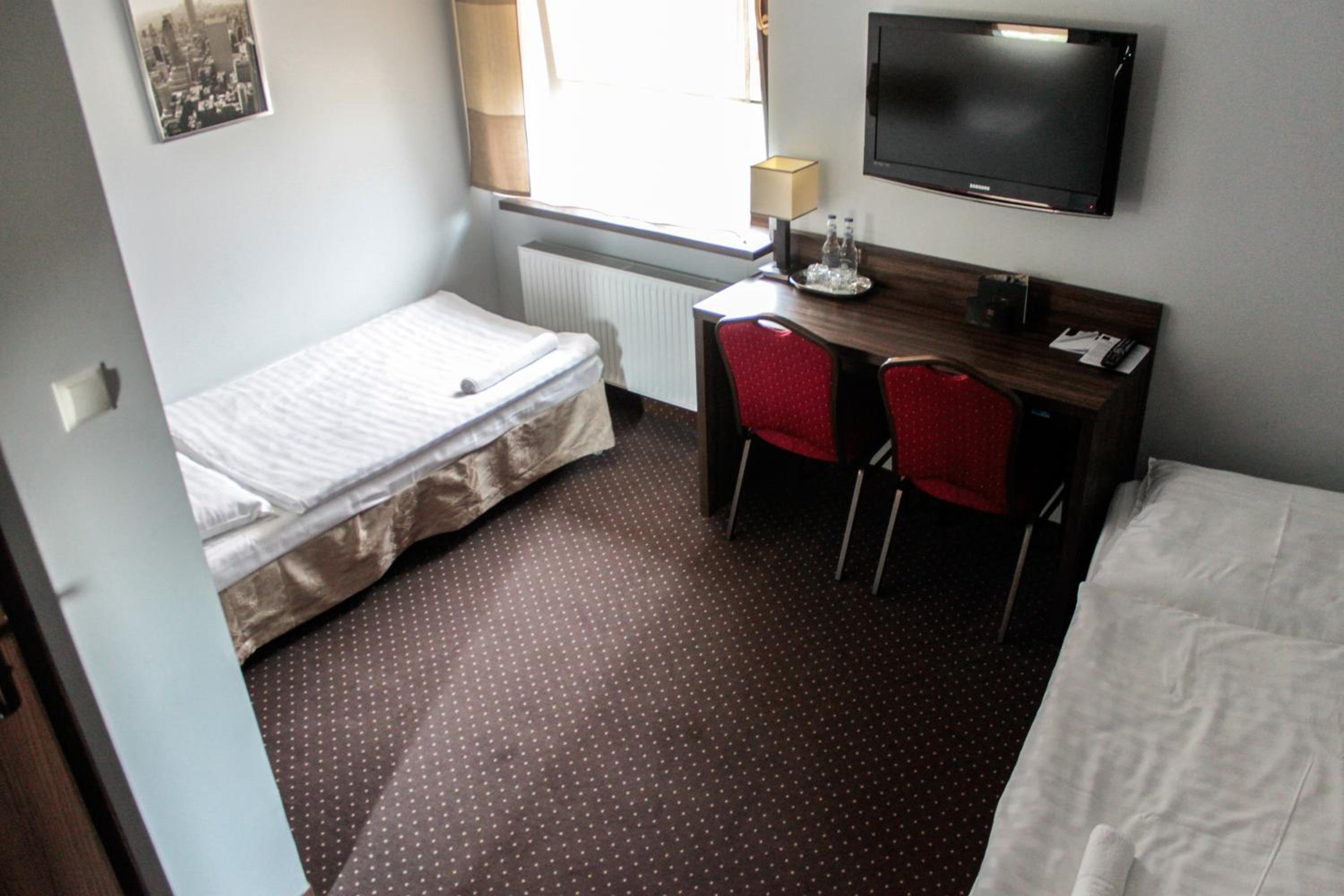 Twin Room - Photo 18