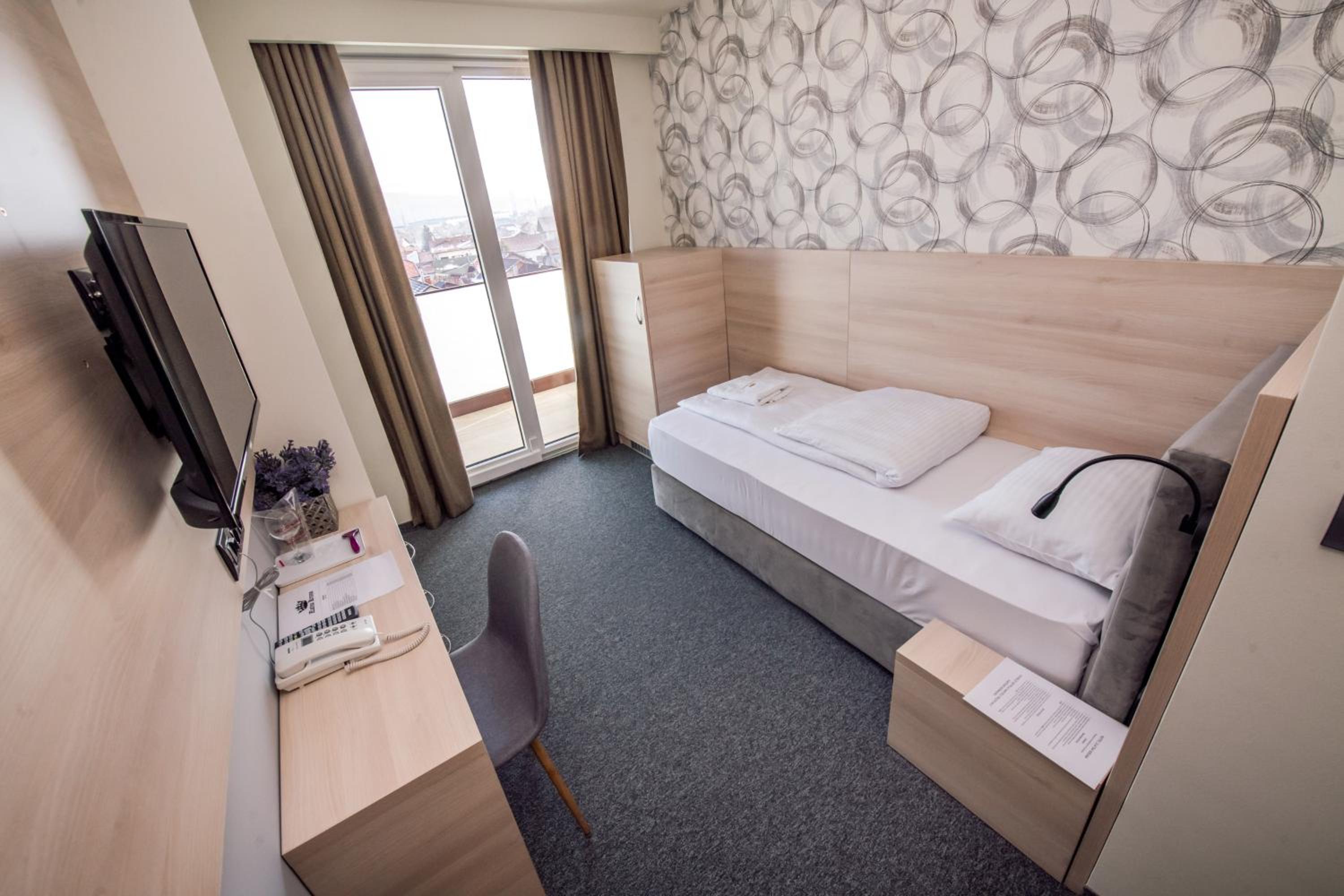 Single Room with Balcony photo 1