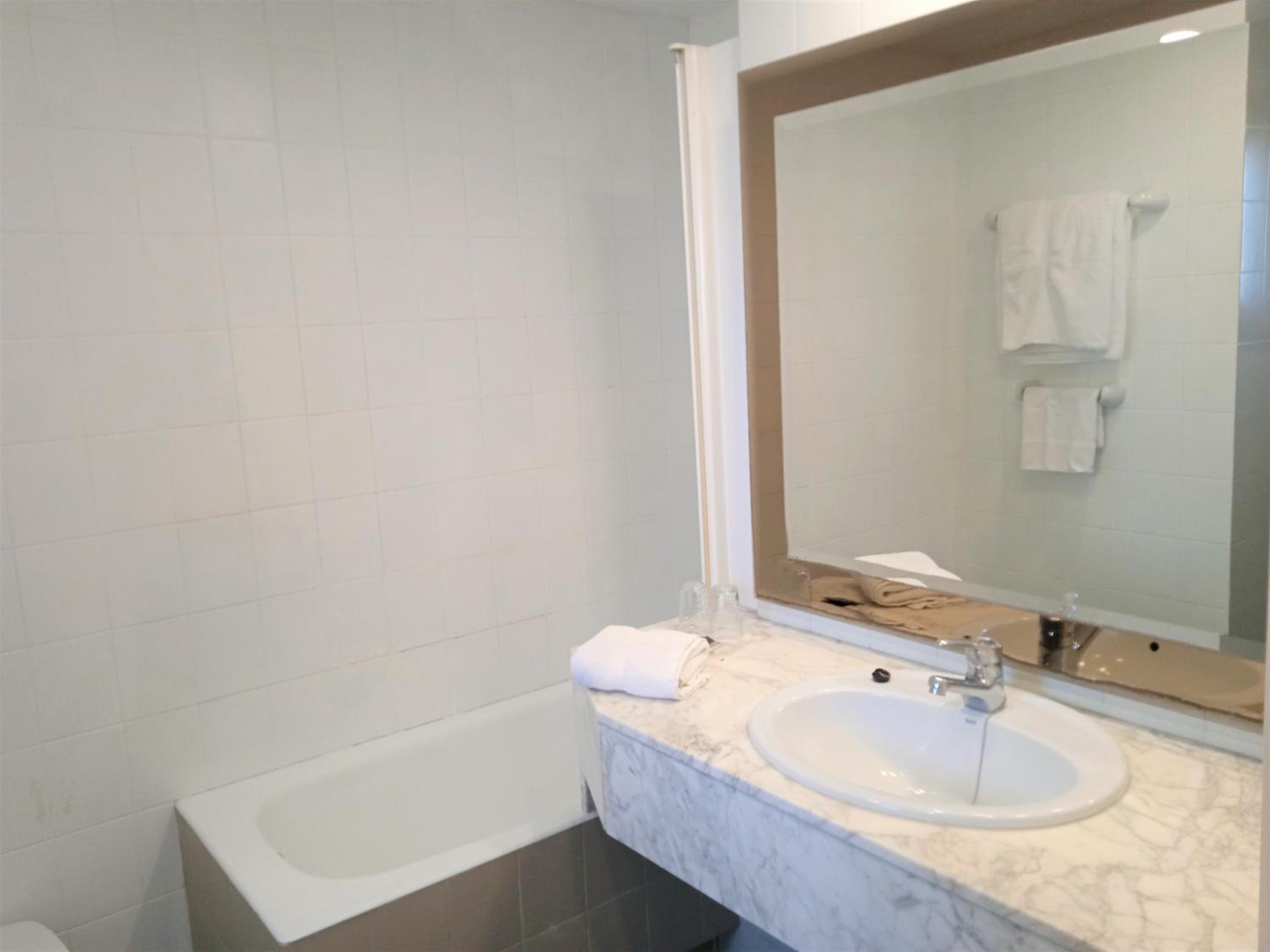 Basic Double Room - 1 or 2 beds.  photo 3