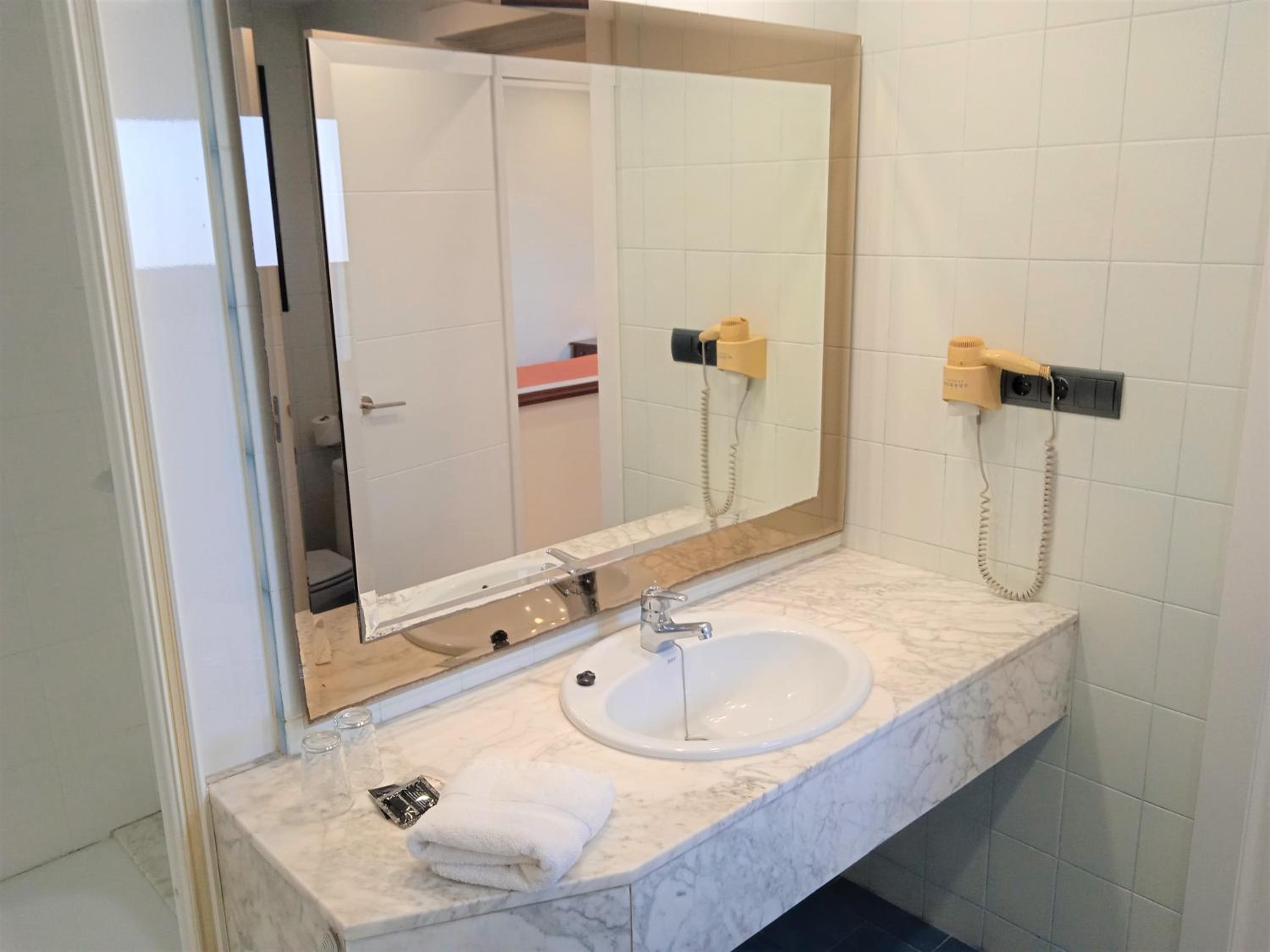 Basic Double Room - 1 or 2 beds.  photo 2