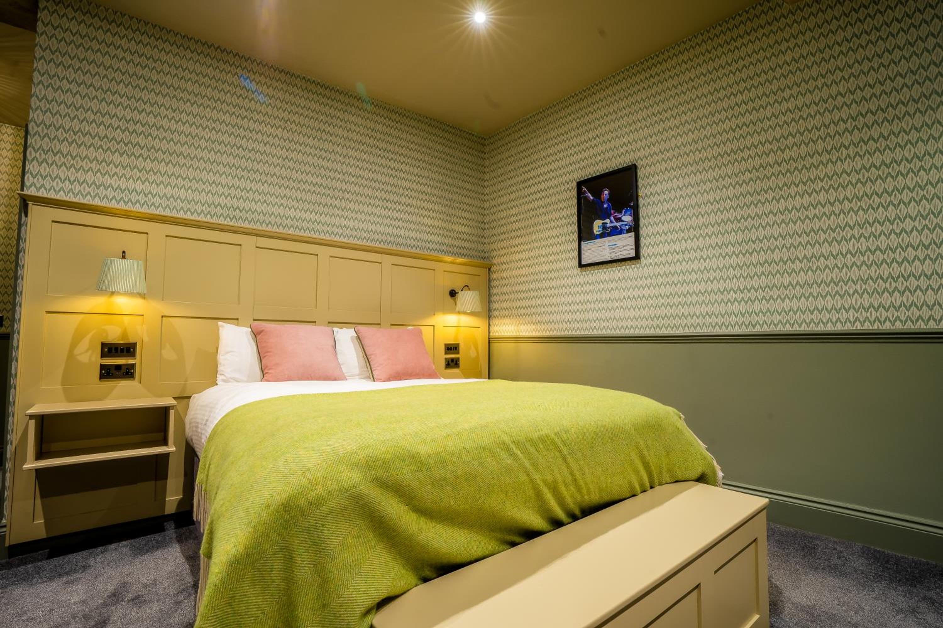 Deluxe King Room - Photo 10