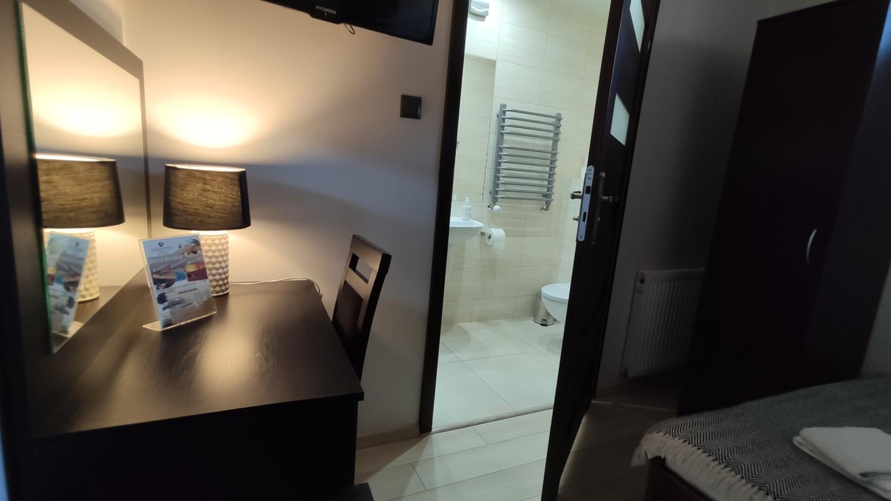 Single Room with Bathroom photo 1