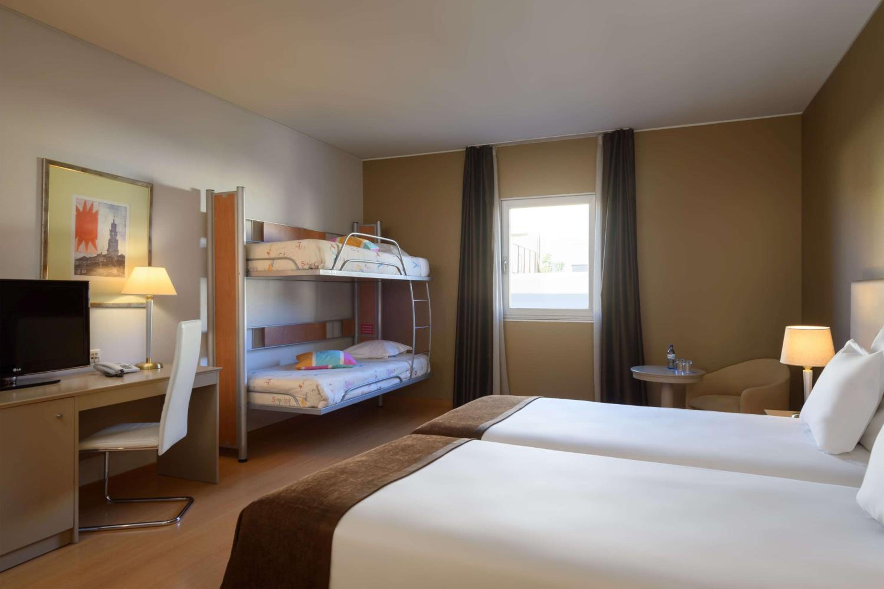 Deluxe Family Room with Two Twin Beds and Bunk Bed - Non-Smoking - Photo 5