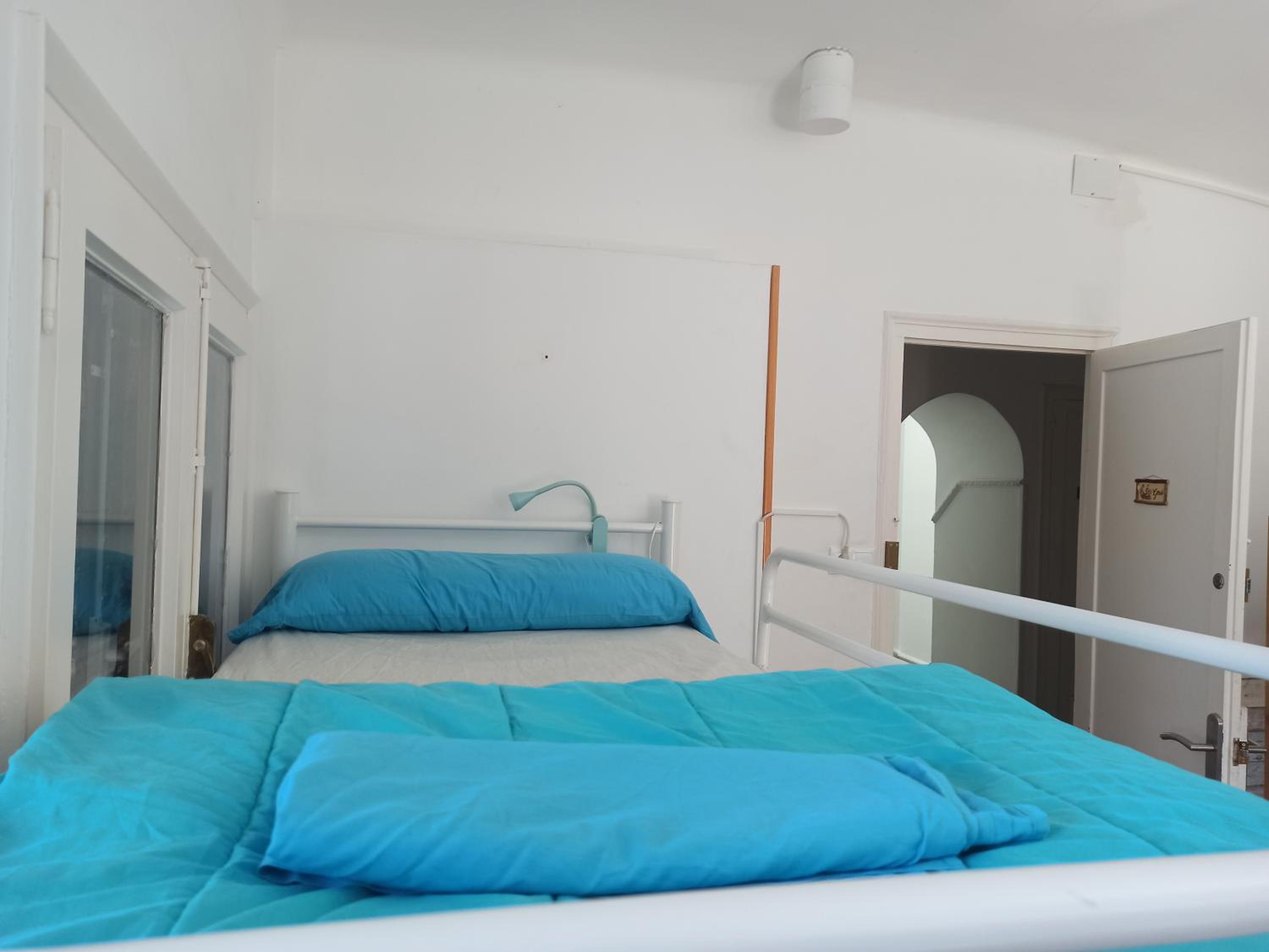 Cama en habitación compartida de 6 camas