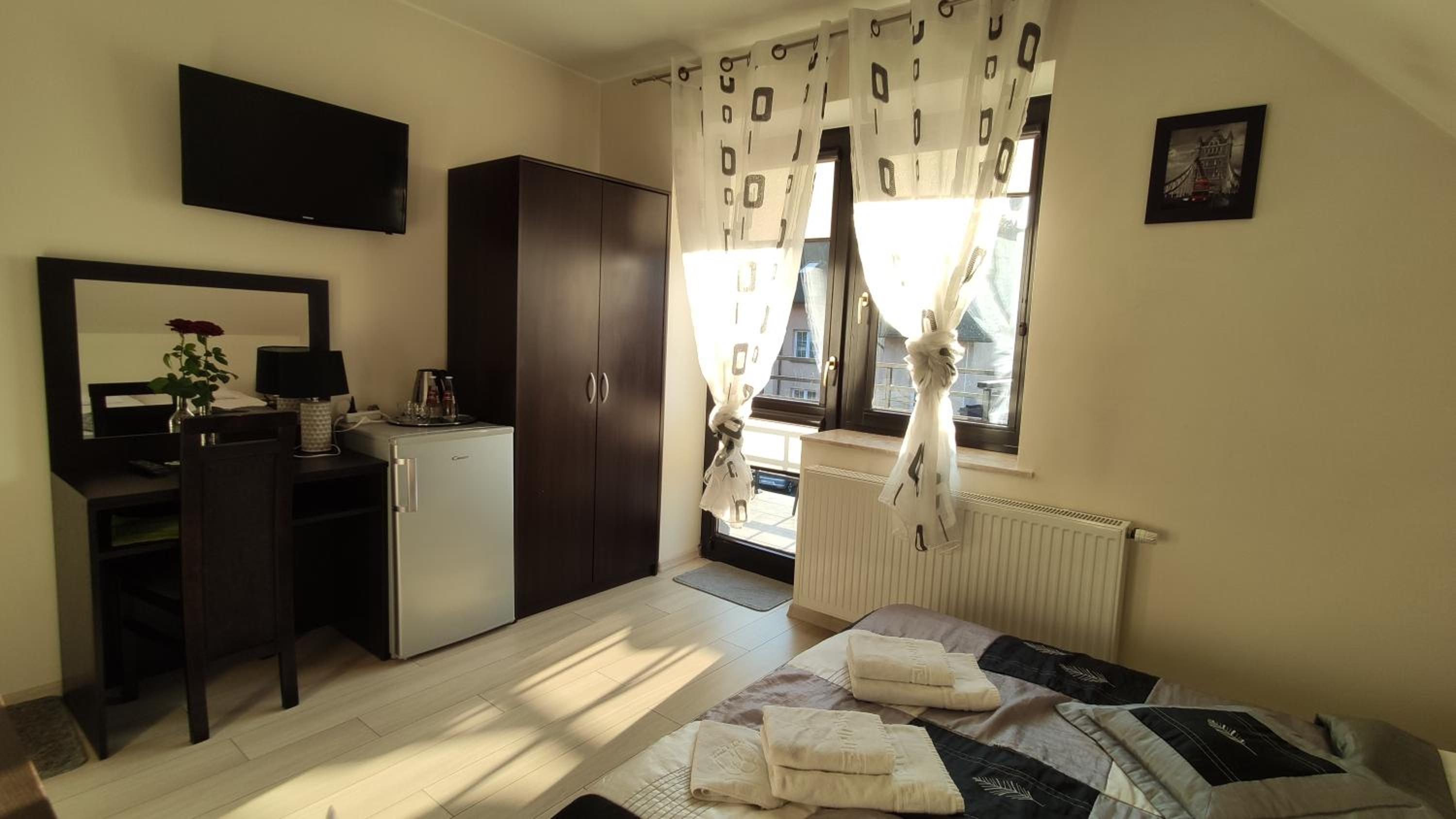 Deluxe Double Room with Balcony - Photo 10