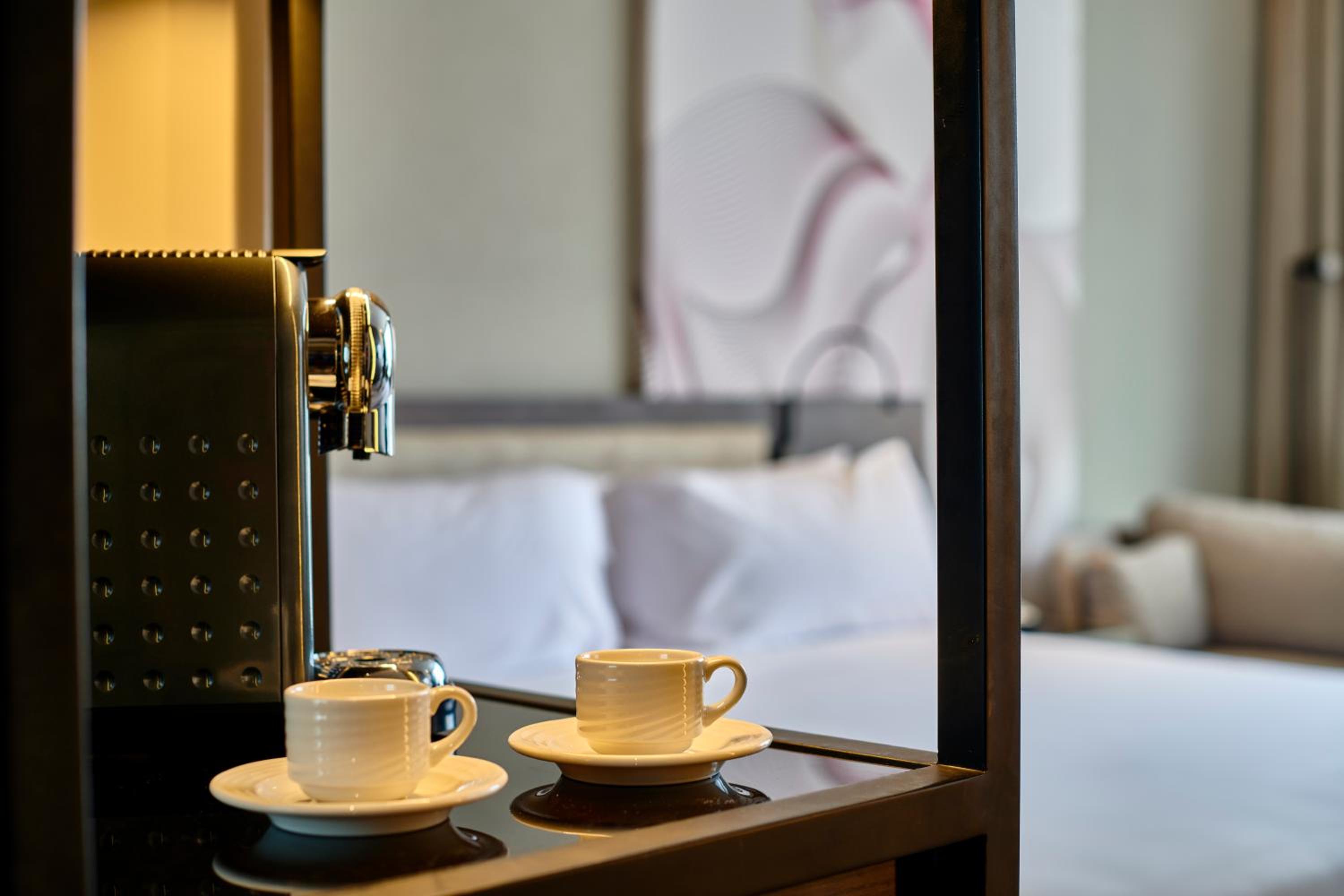 Standard King Room - Club Floor (Access to Shopping Plaza) - Photo 5