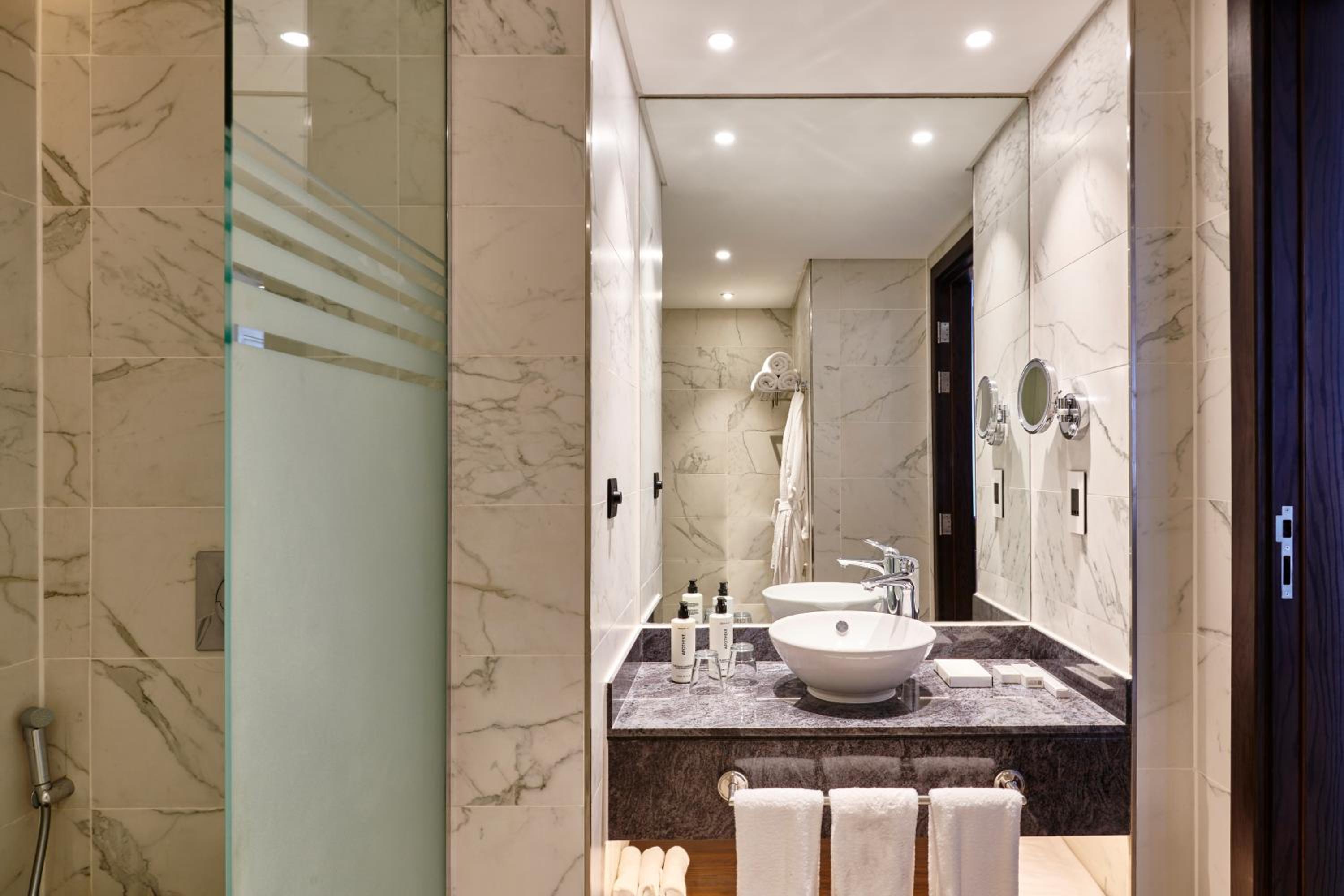 2 Twin Beds Standard Walk in Shower (access to Shopping Plaza) - Photo 7