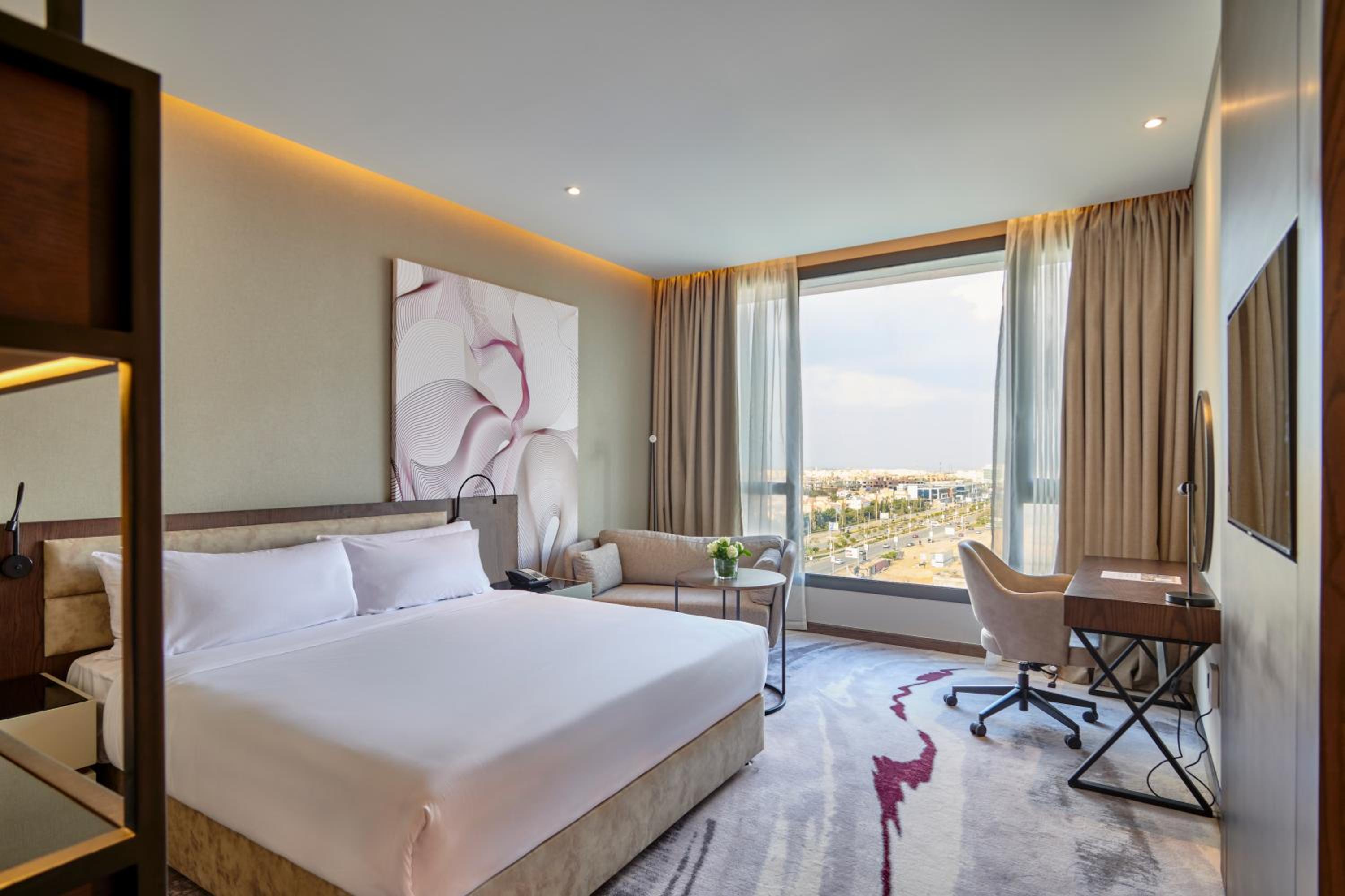 Standard King Room - Club Floor (Access to Shopping Plaza) - Photo 3