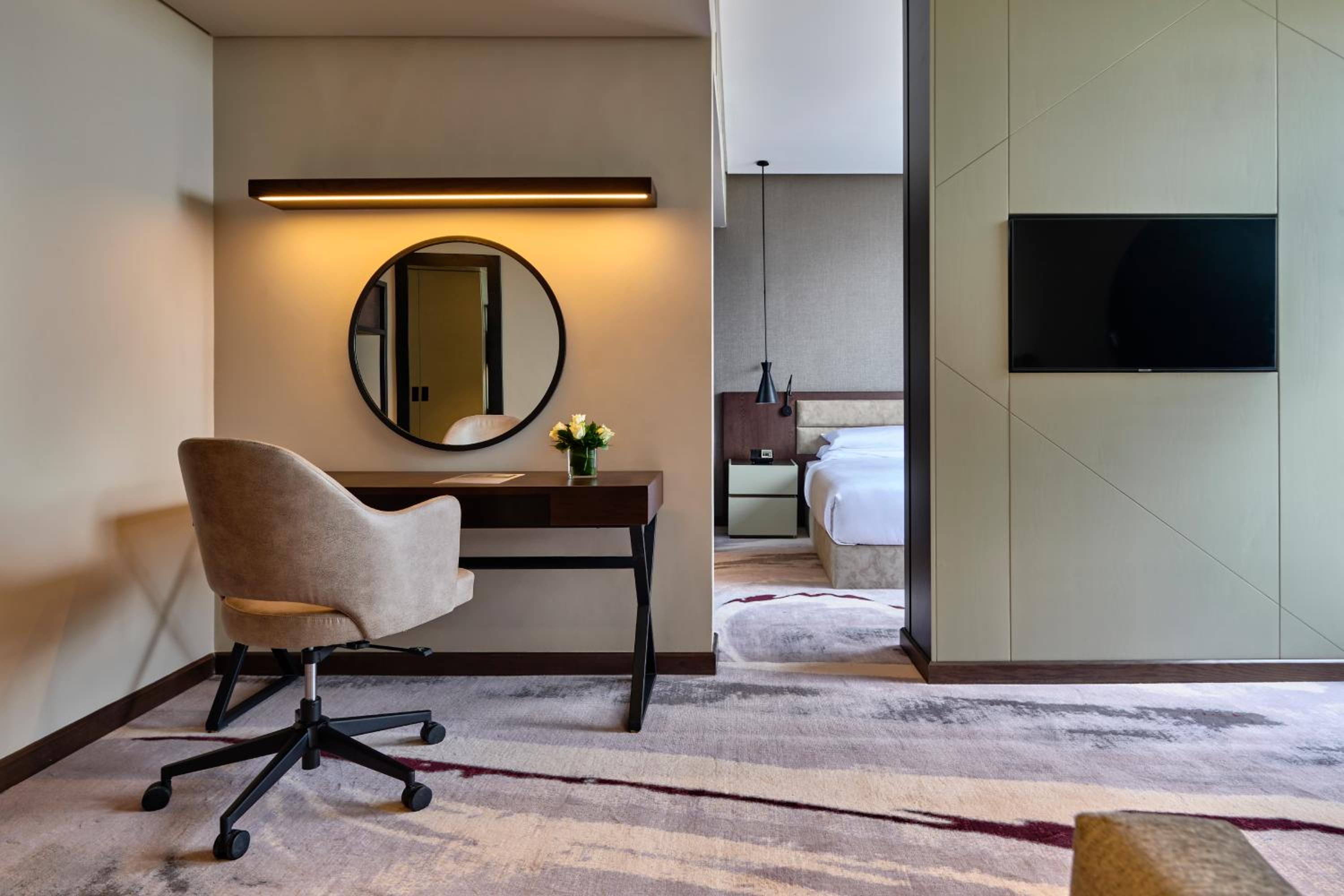 Junior King Suite (Access to Shopping Plaza) - Photo 2