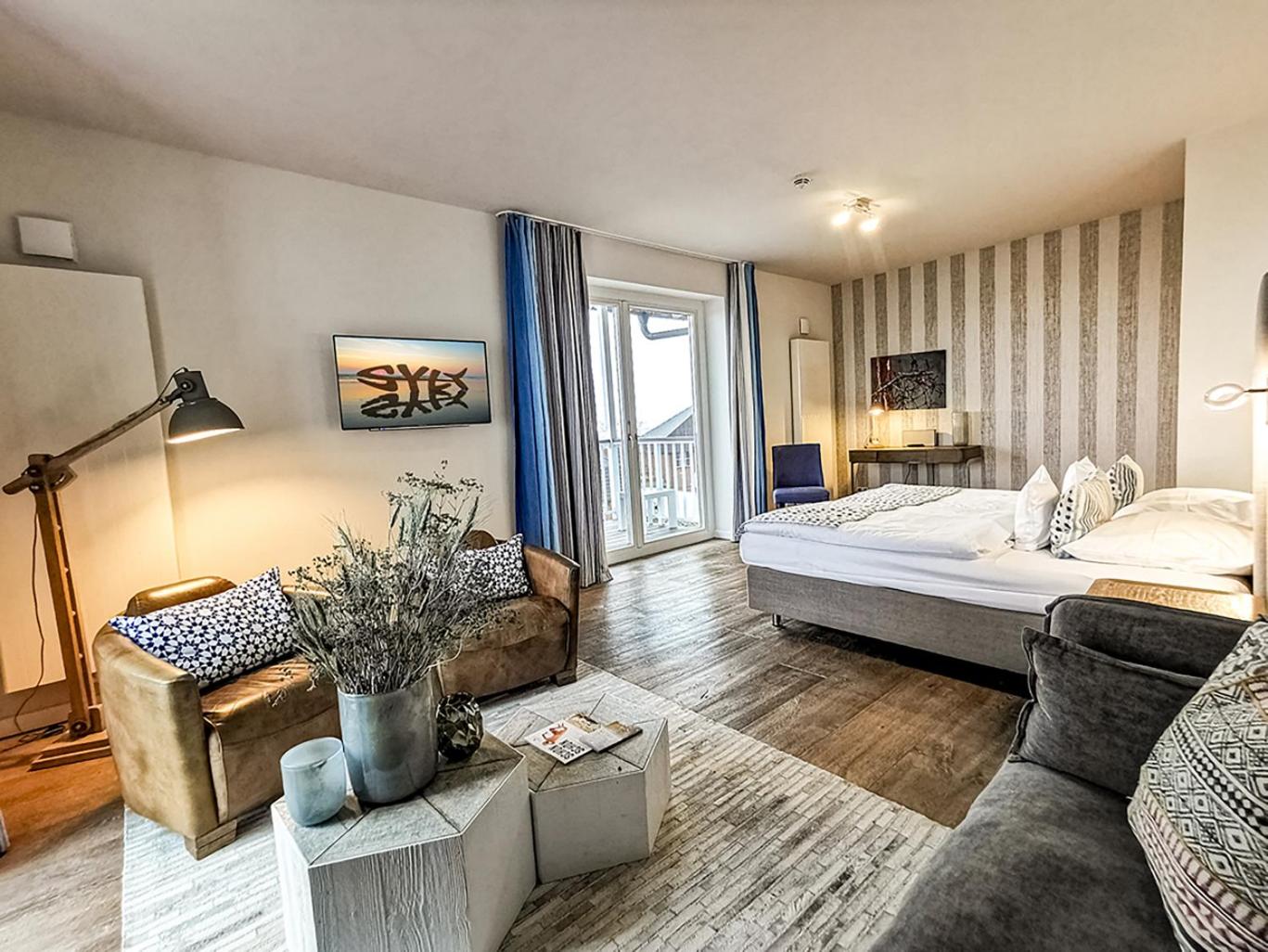 Deluxe Double Room with Balcony and Sea View photo 3