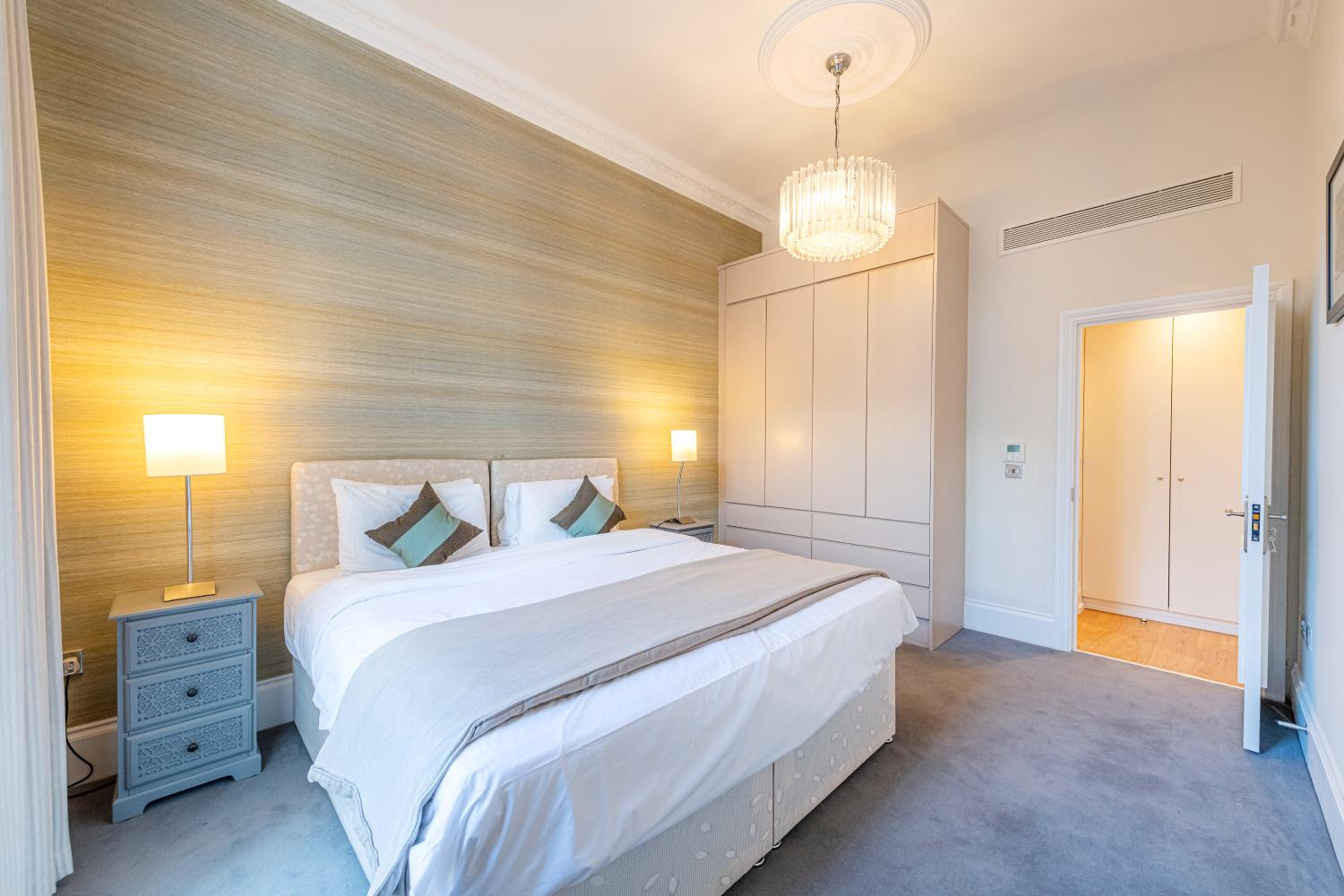 Executive Two Bedroom Apartment with Balcony photo 3