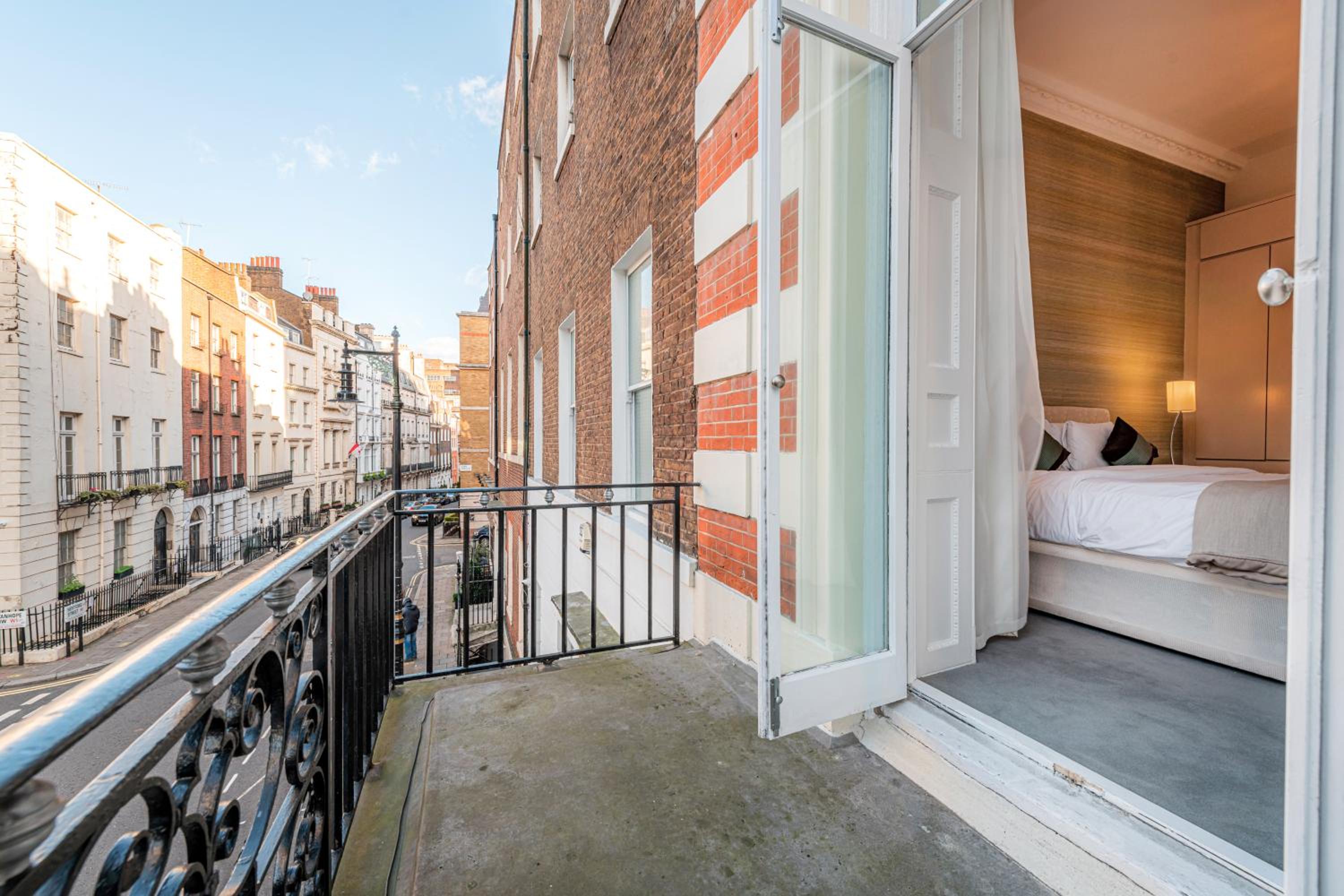 Executive Two Bedroom Apartment with Balcony photo 2