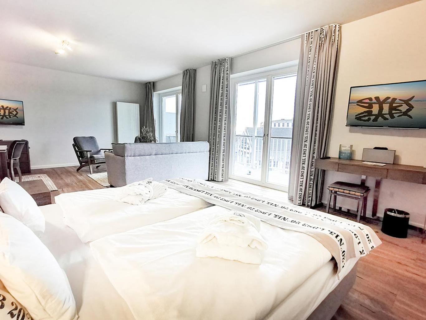 Deluxe Double Room with Balcony photo 2