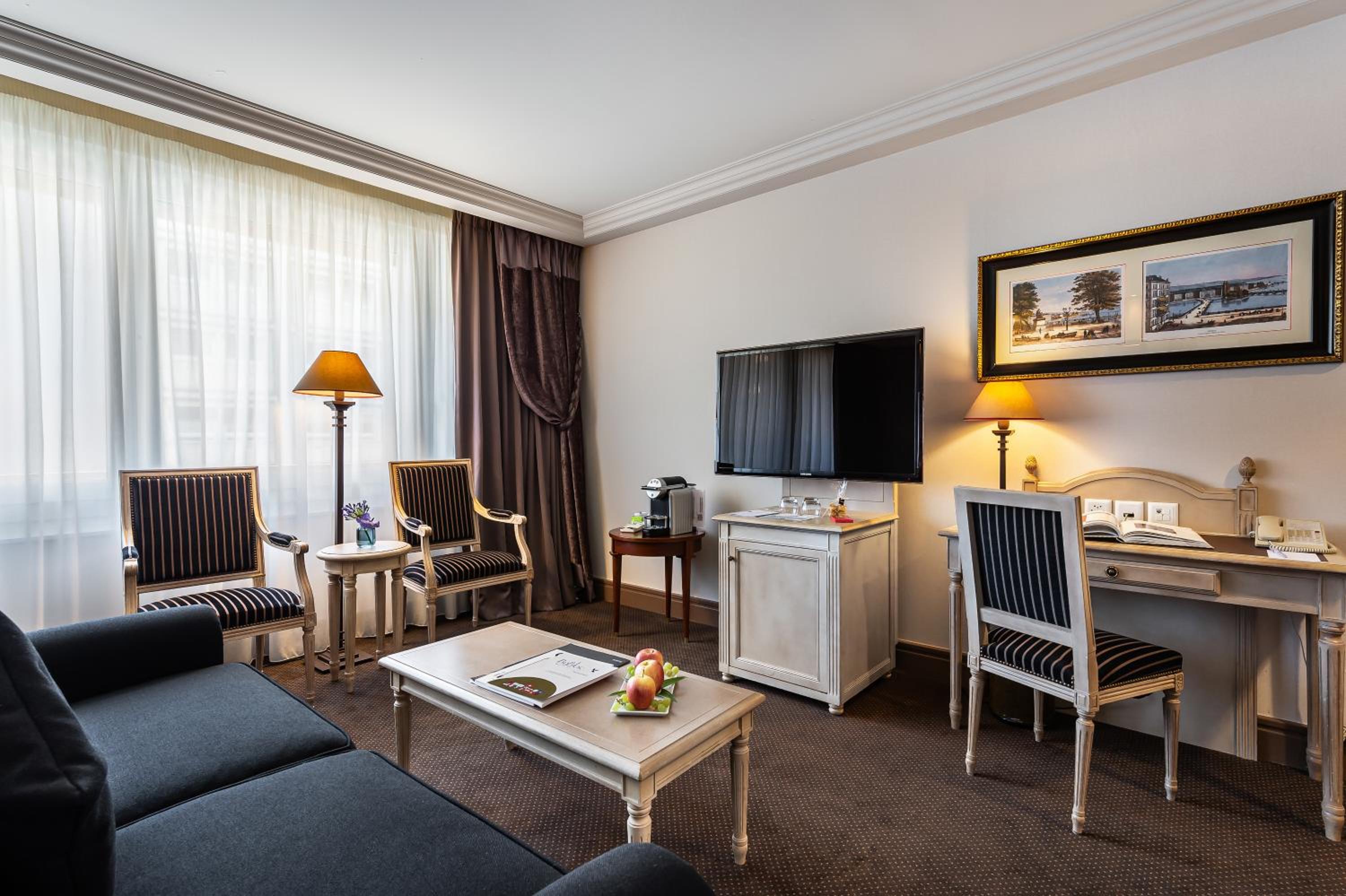 Executive Double Room thumbnail 6