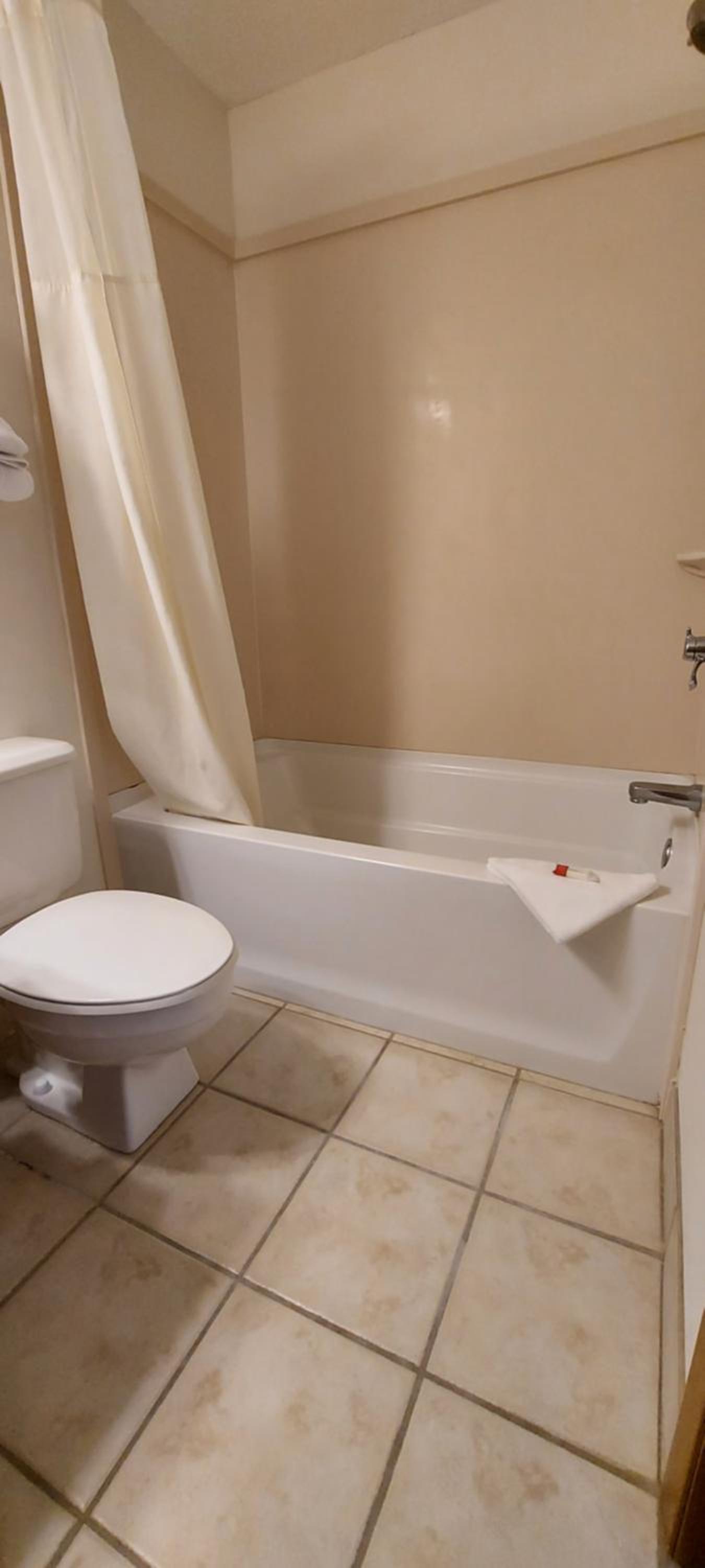 Queen Room - Non-Smoking - Photo 5