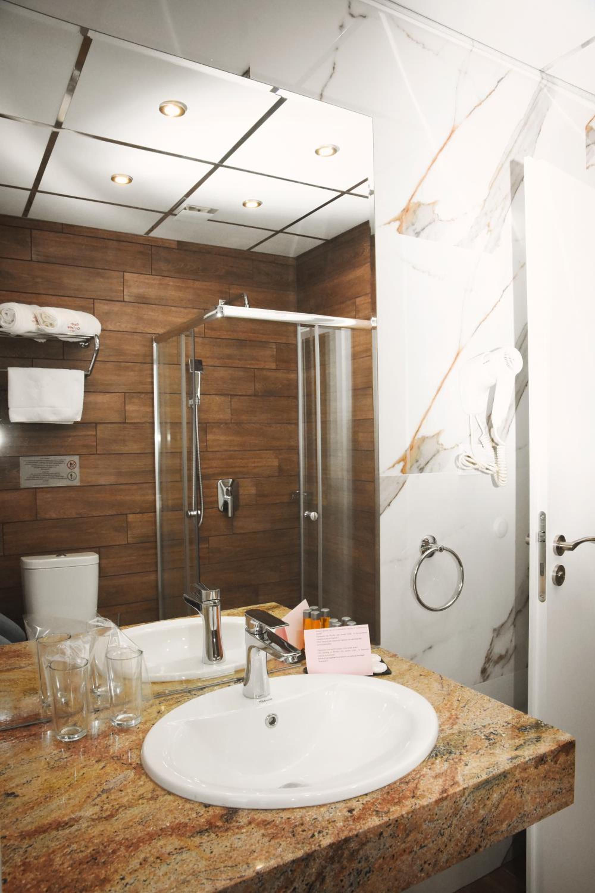 Double or Twin Room - Photo 8