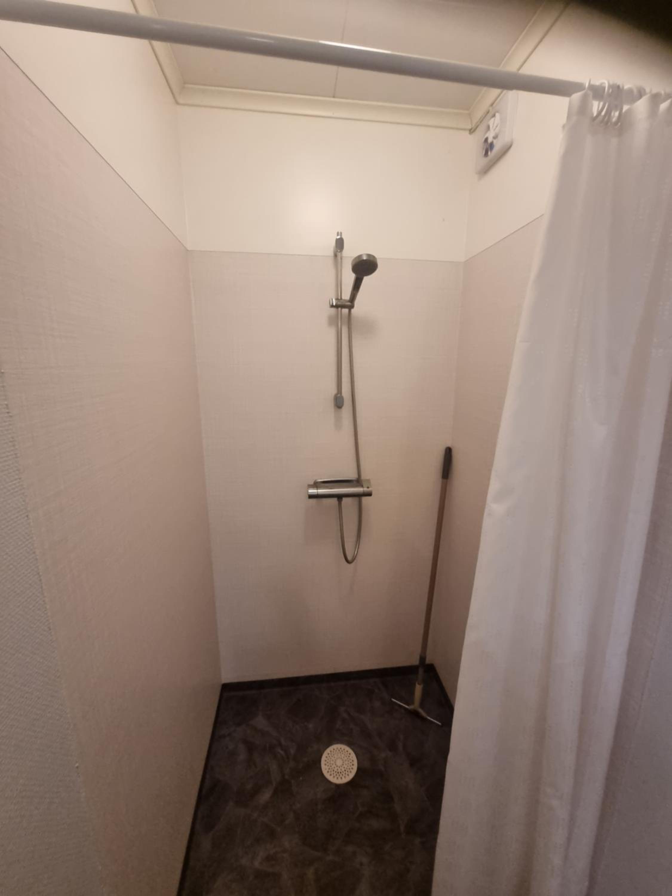 Apartment with Shower photo 2