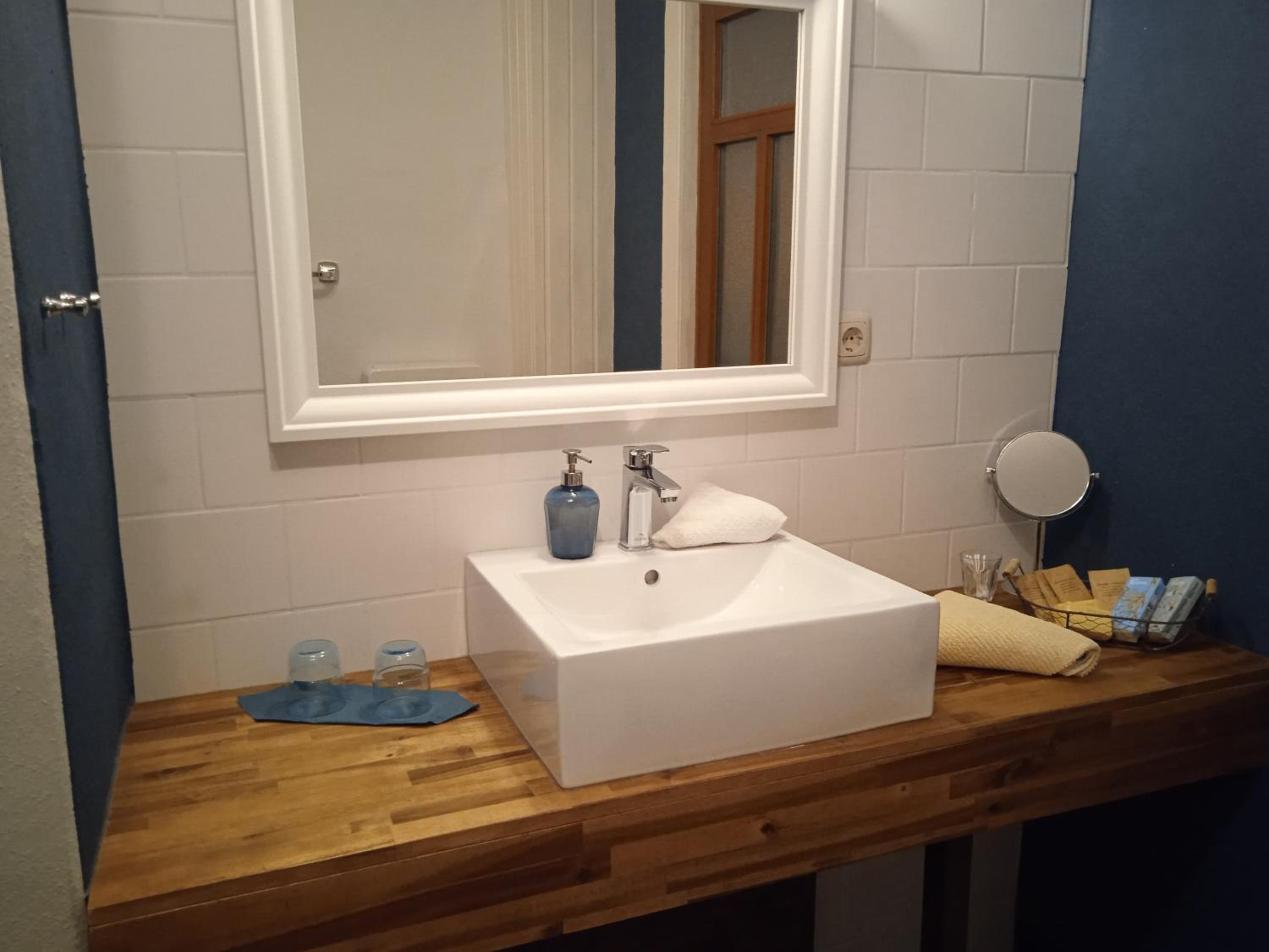 Double or Twin Room - Photo 7