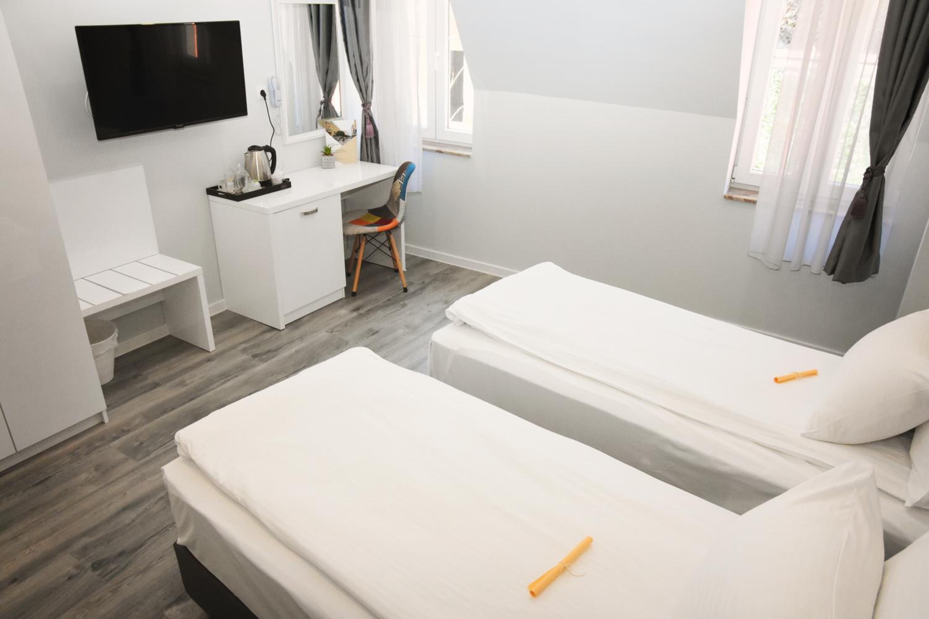 Double or Twin Room - Photo 12