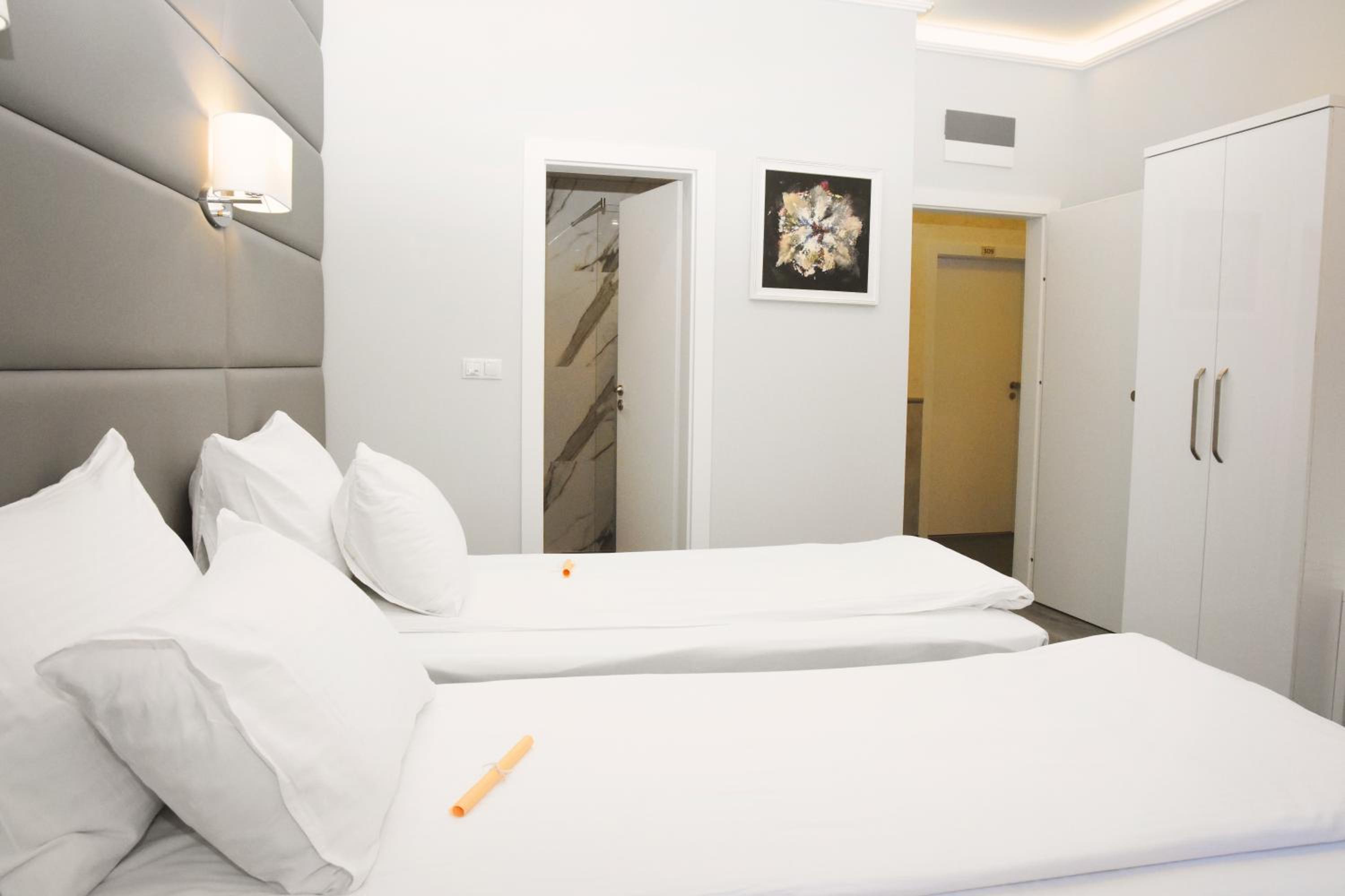 Double or Twin Room - Photo 13