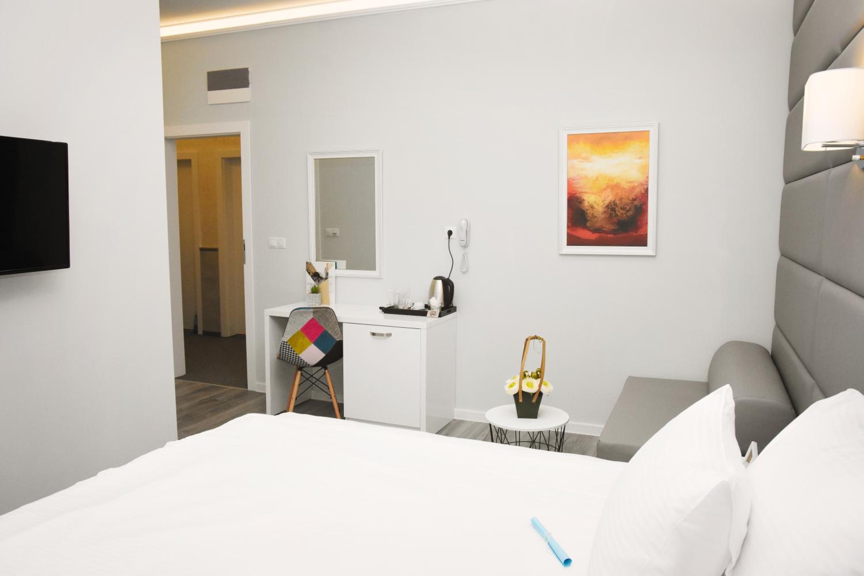 Deluxe Double or Twin Room - Photo 7