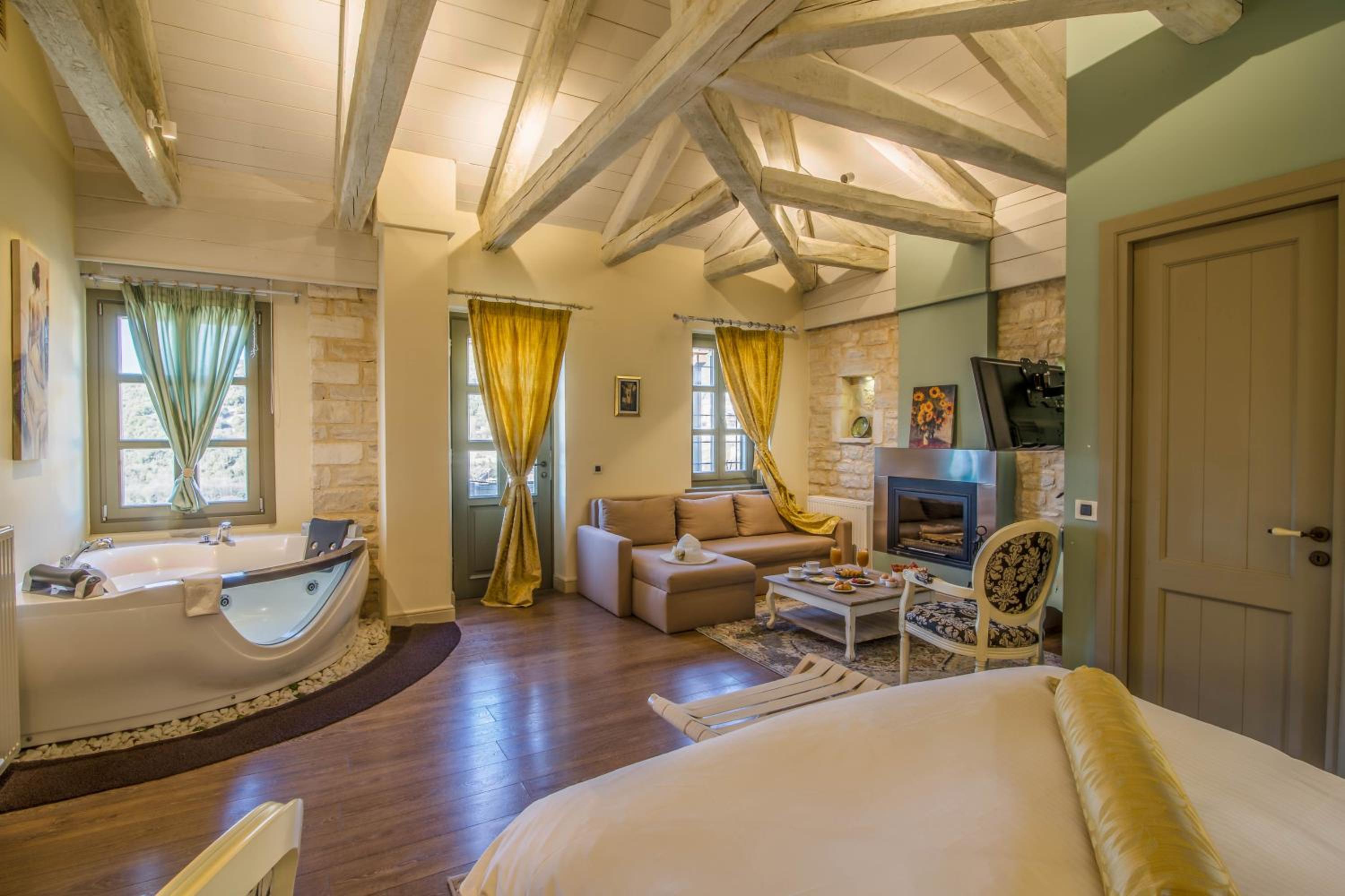 Signature Suite with Fireplace and Jacuzzi photo 2
