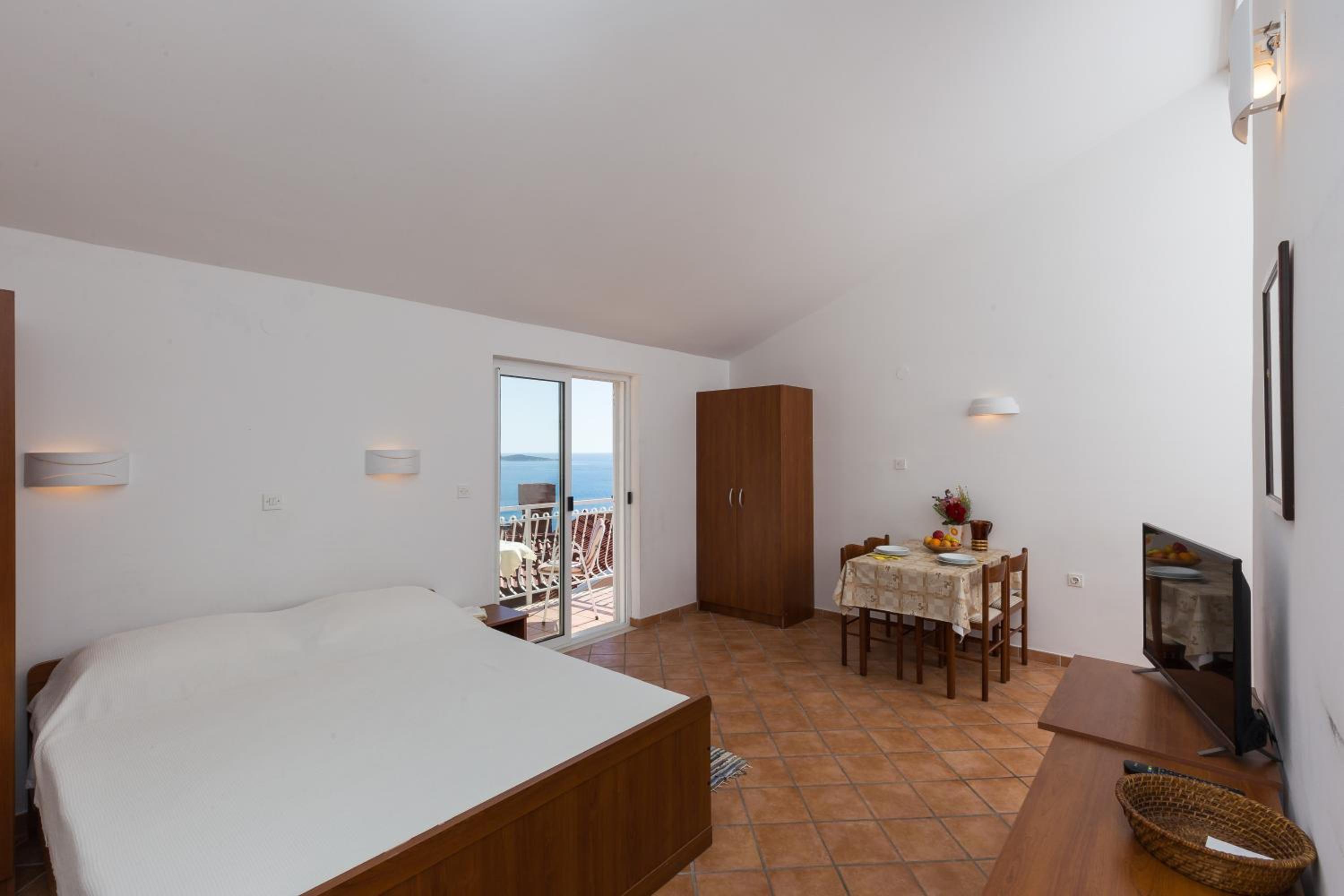 Premium Studio Apartment with Balcony and Sea View  photo 3