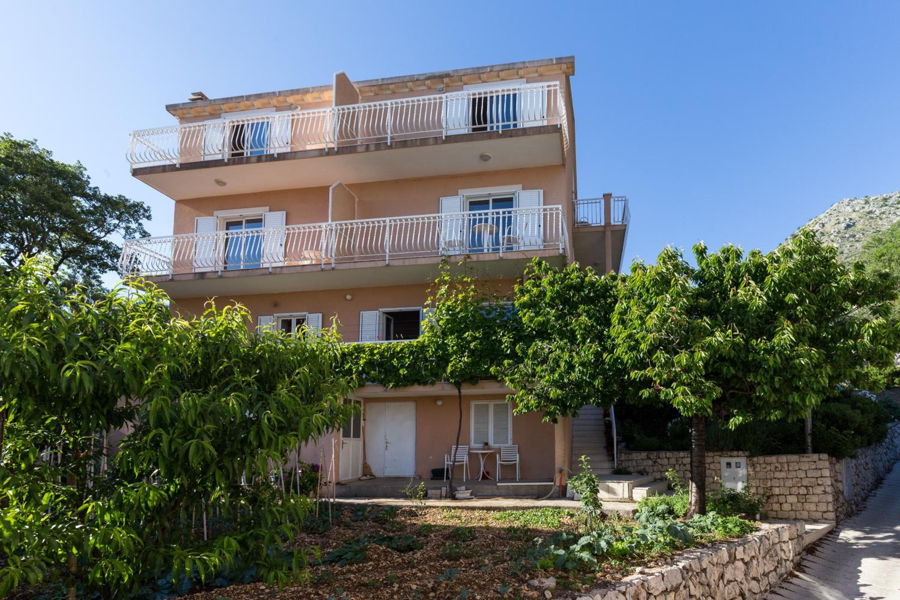 One Bedroom Apartment with Balcony and Sea View photo 2