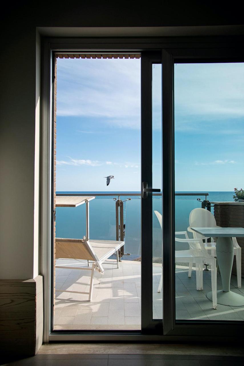 Superior Double Room with Balcony and Sea View - Photo 2