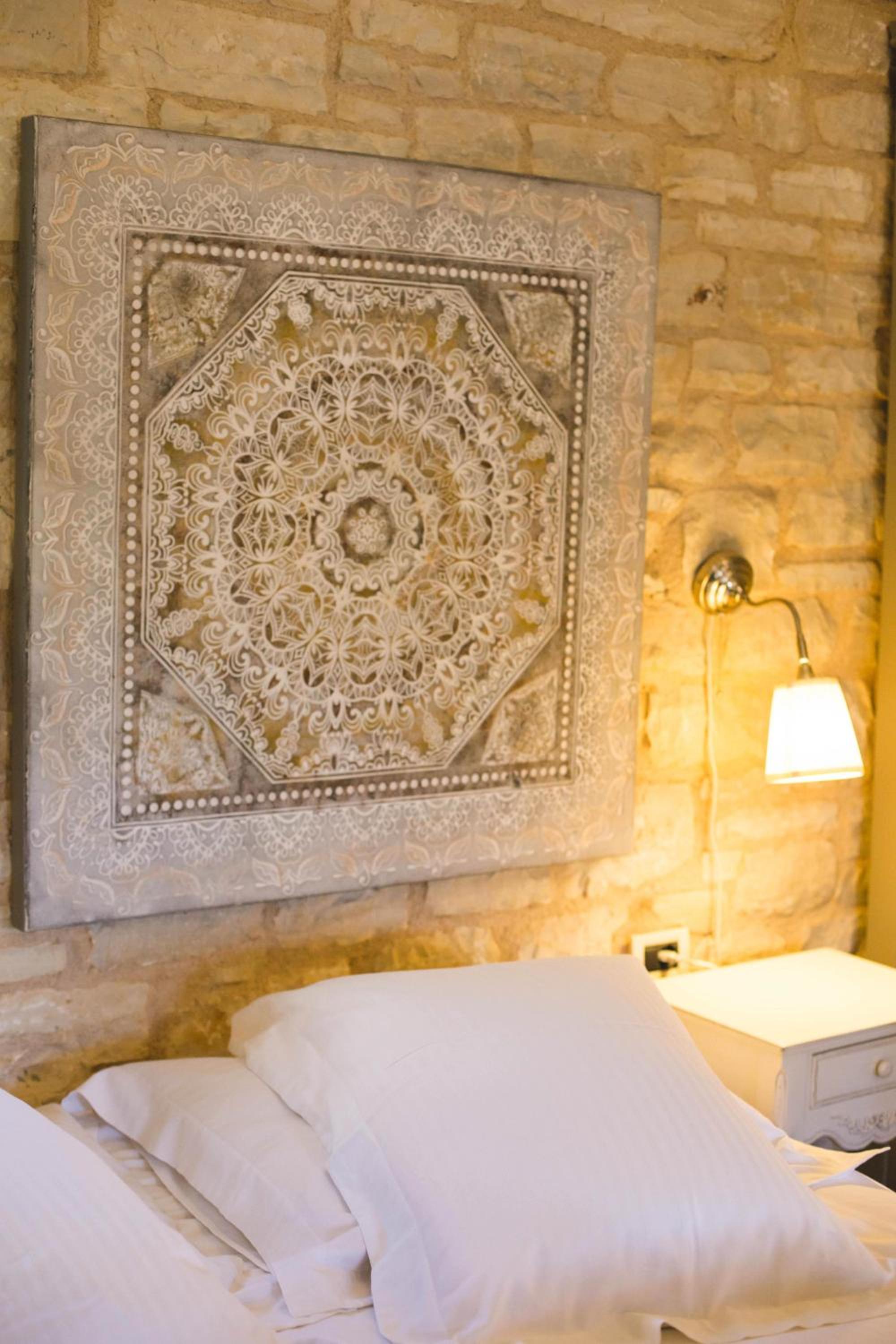 Signature Suite with Fireplace and Jacuzzi photo 3