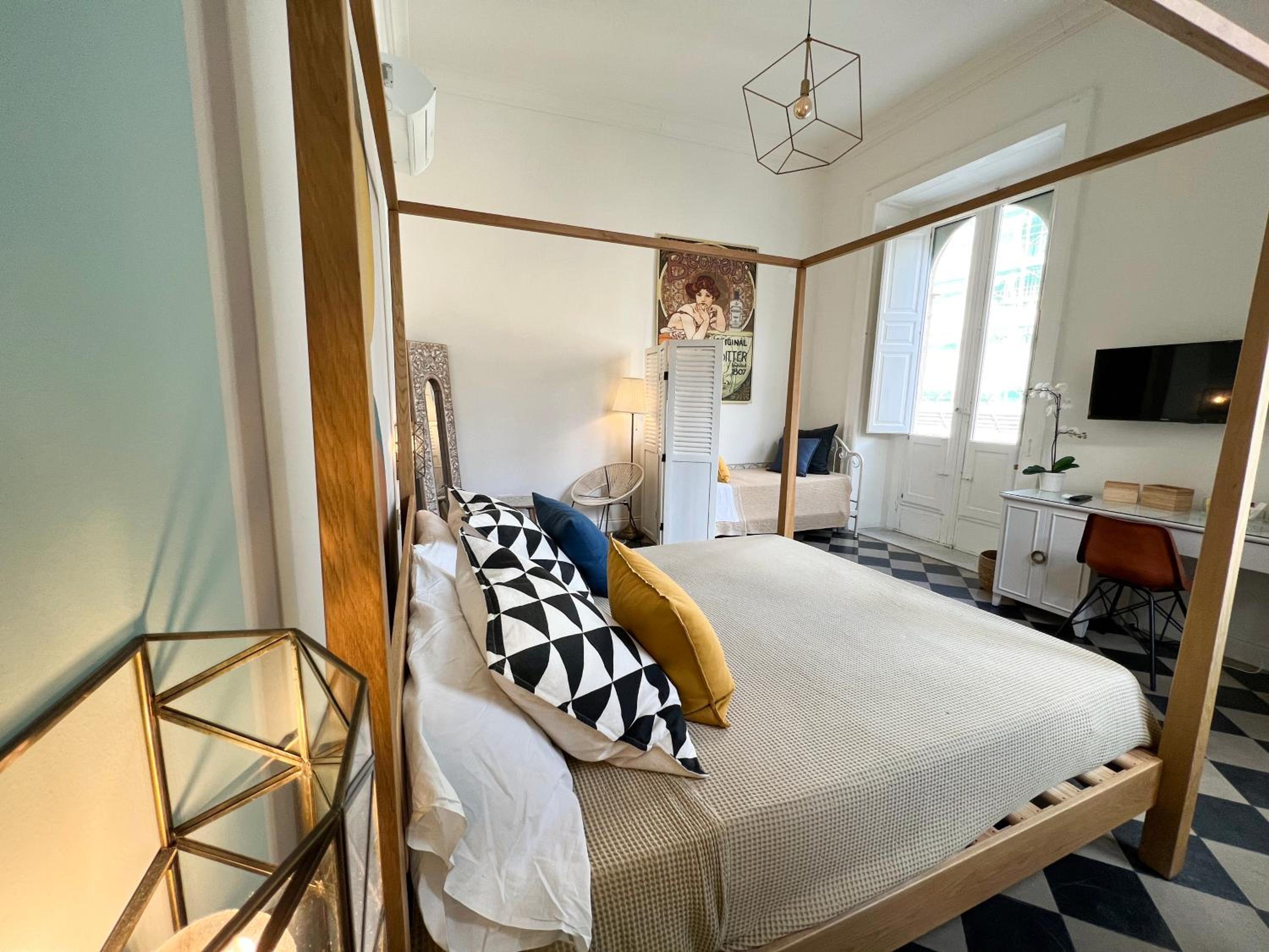Suite with Balcony - Photo 3