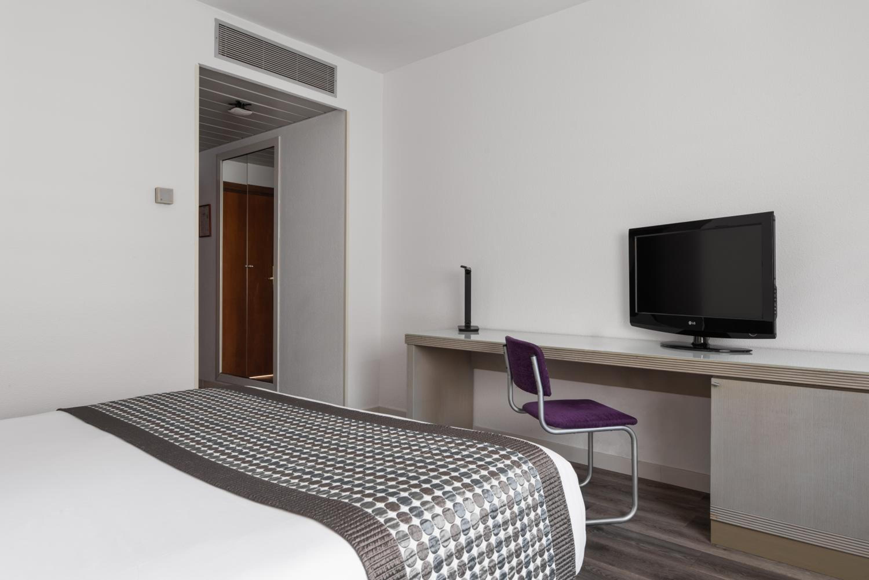 Double or Twin Room - Photo 5