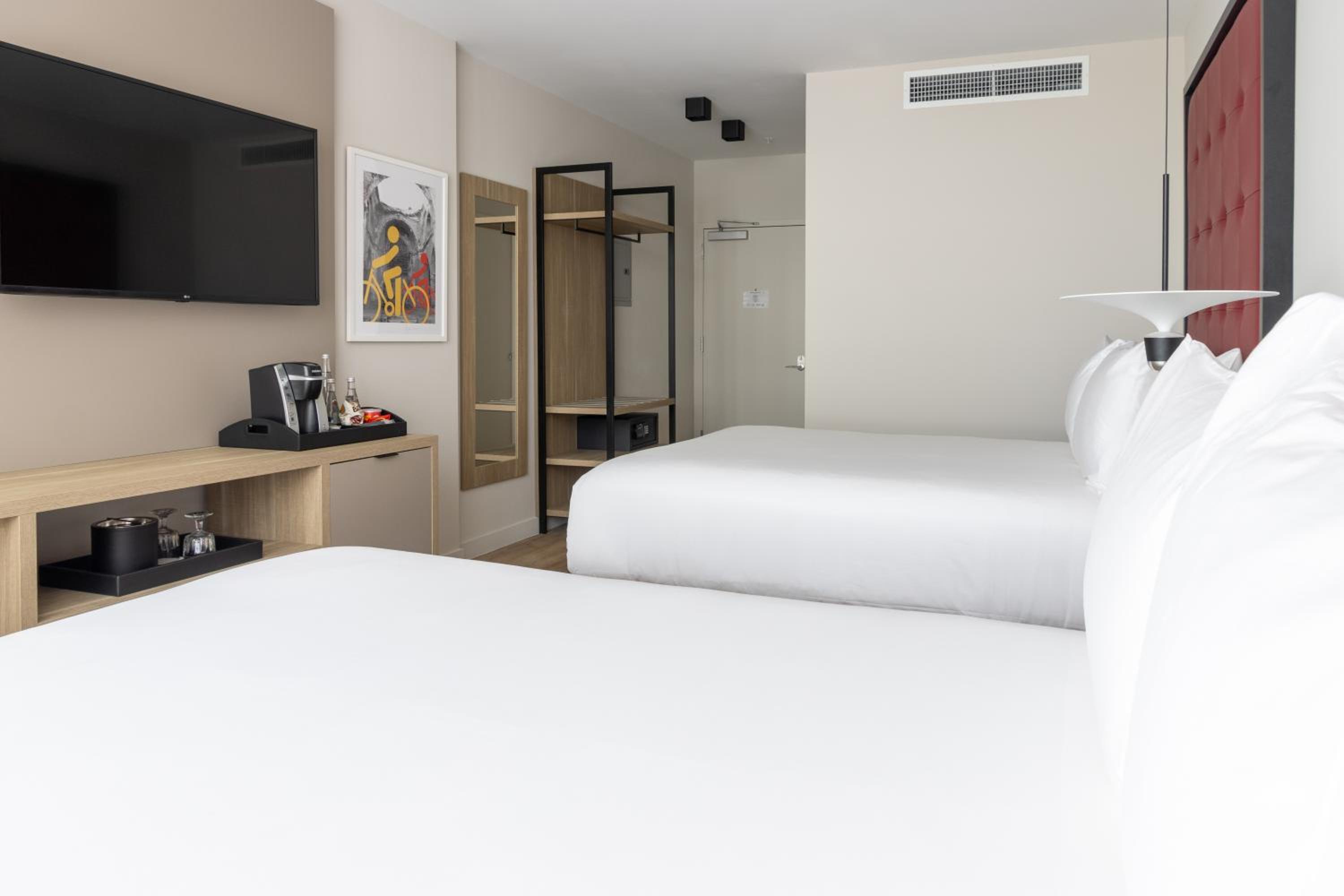 Queen Room with Two Queen Beds - Photo 2