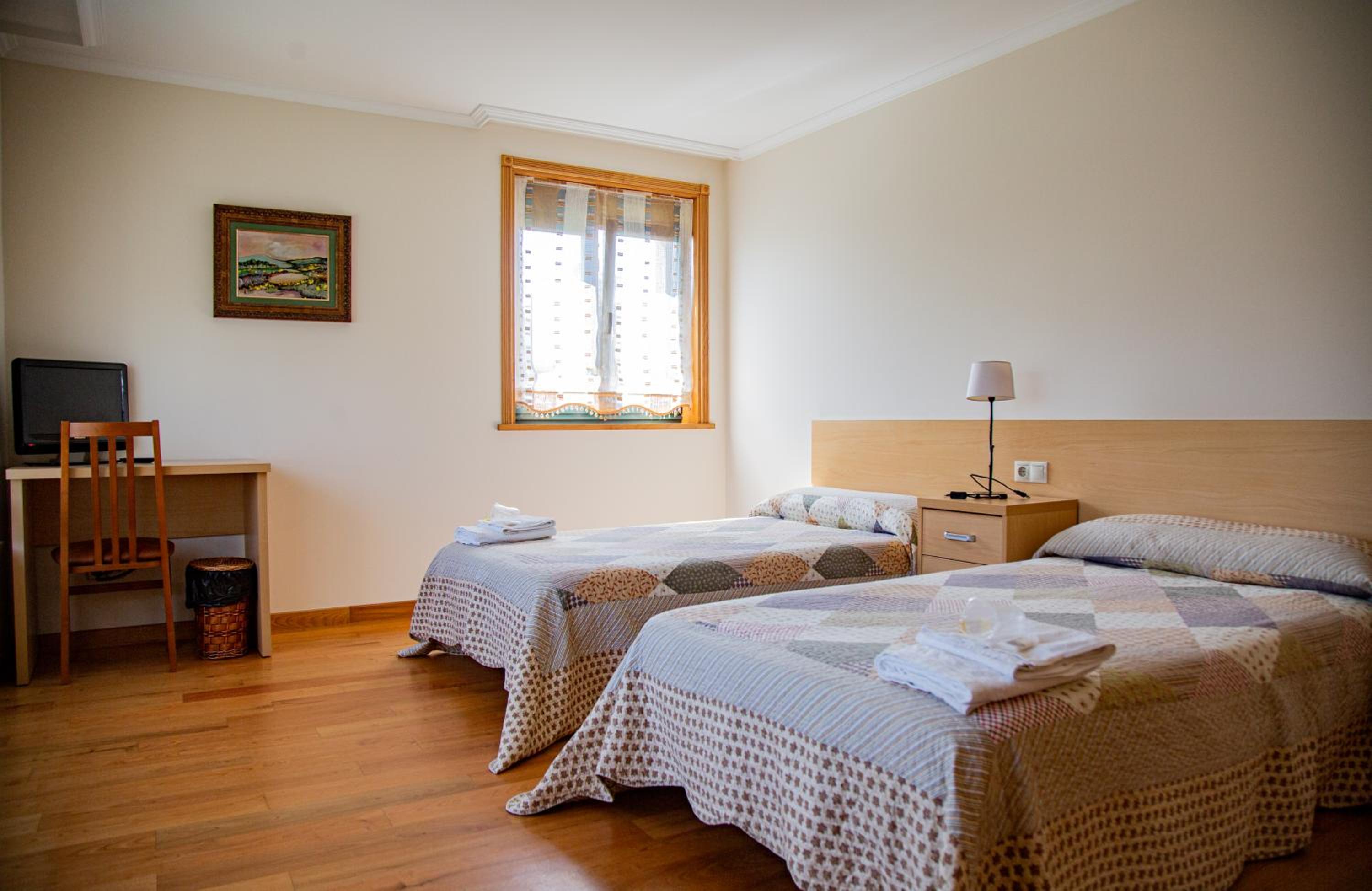 Standard Twin Room with Shared Bathroom photo 2