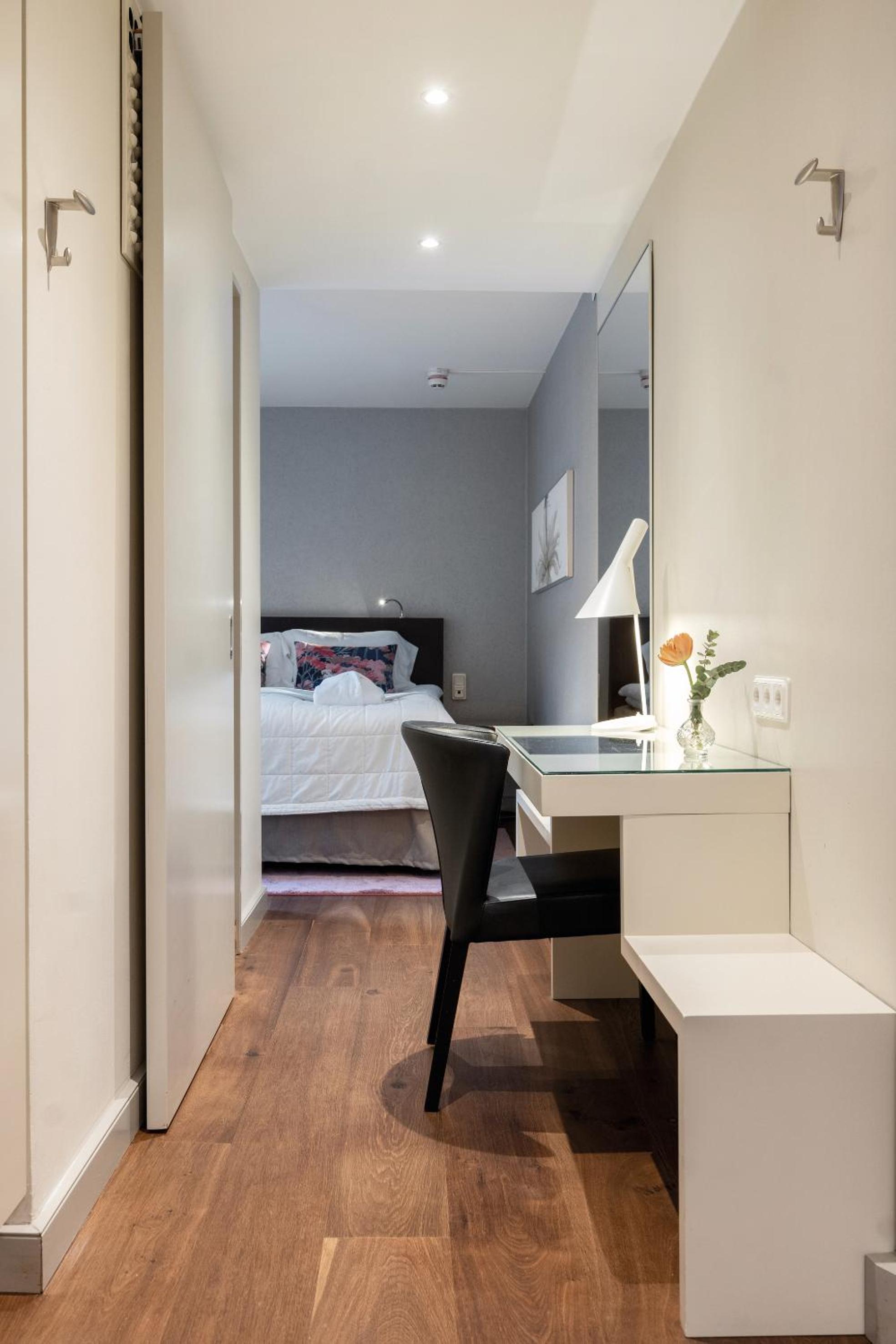 Deluxe Double Room thumbnail 6