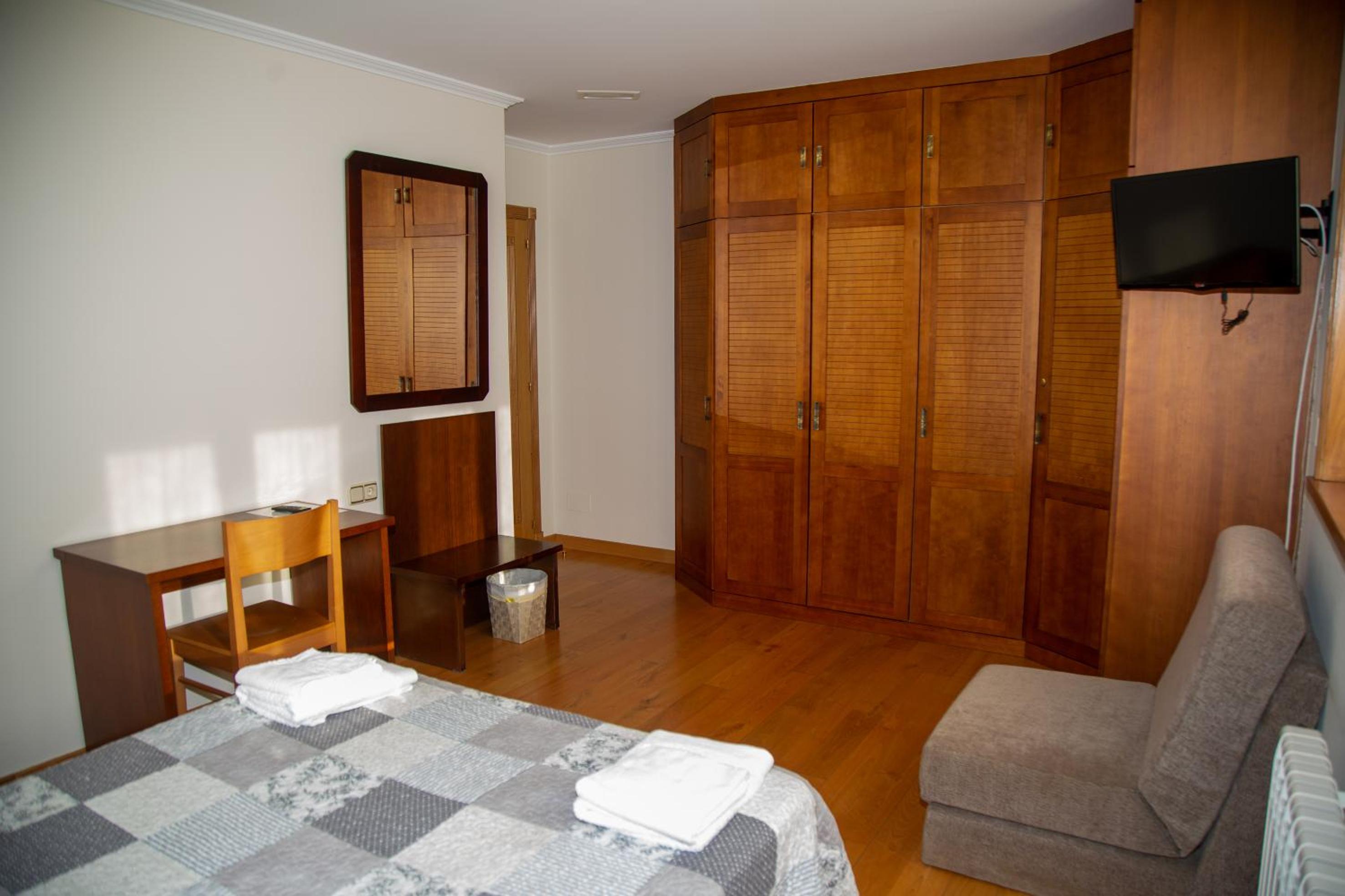 Double Room with Shared Bathroom photo 3