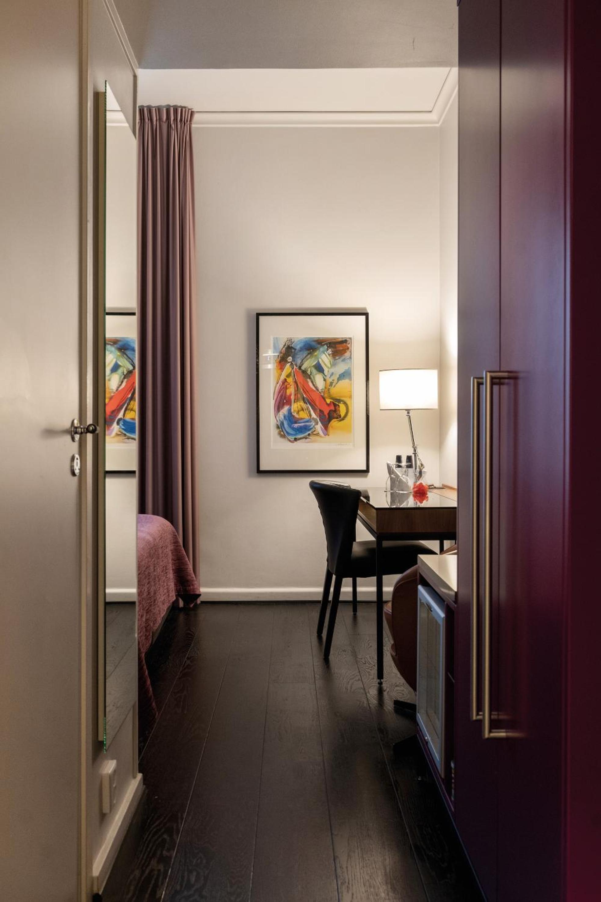Superior Double Room thumbnail 5