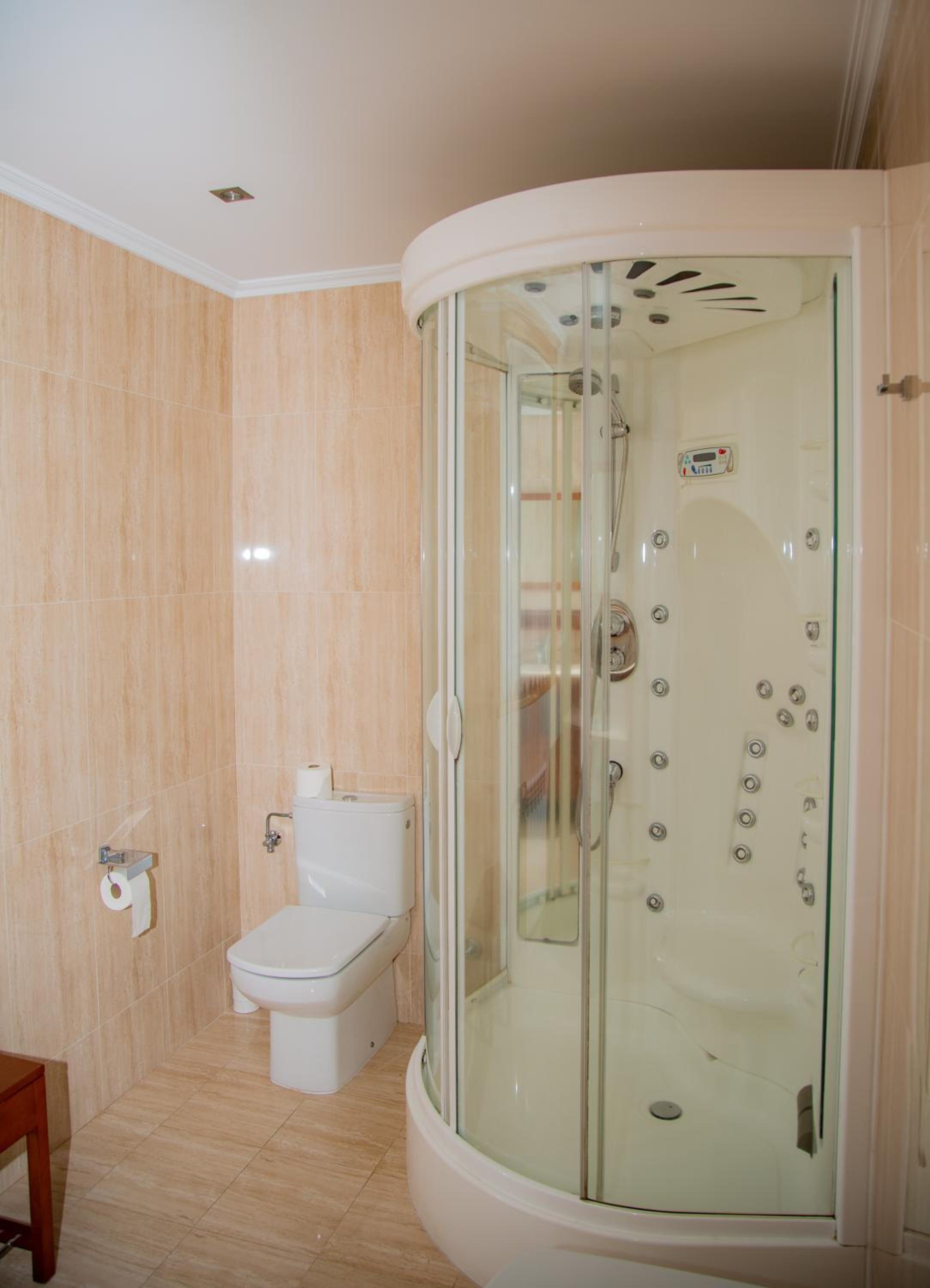 Twin Room with Private Bathroom - Photo 5