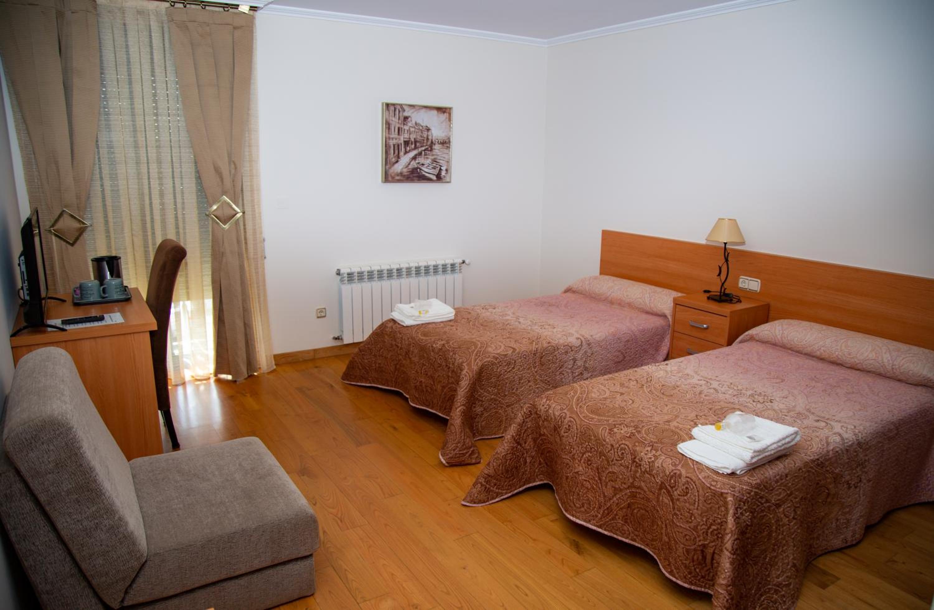 Twin Room with Private Bathroom - Photo 4