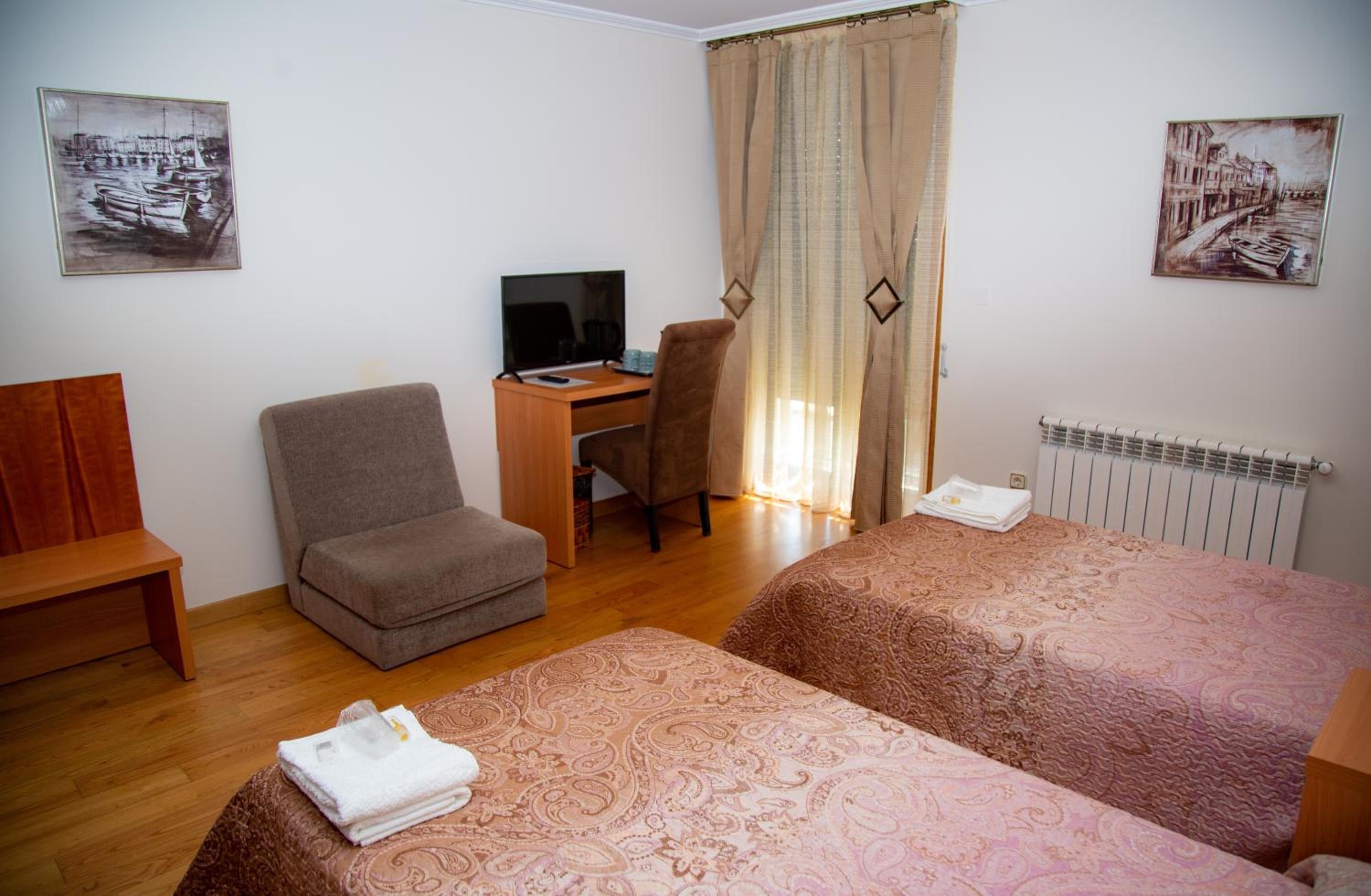 Twin Room with Private Bathroom - Photo 1