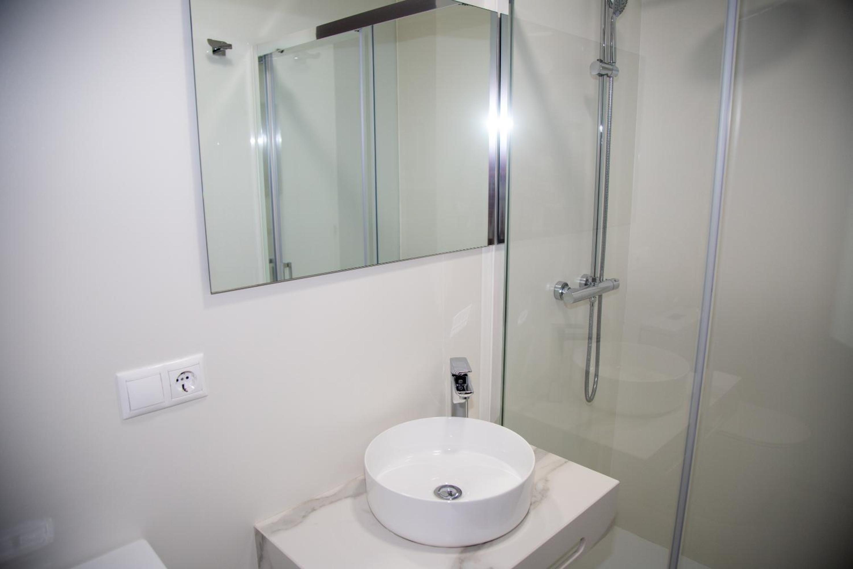 Double Room with Private Bathroom - Photo 6