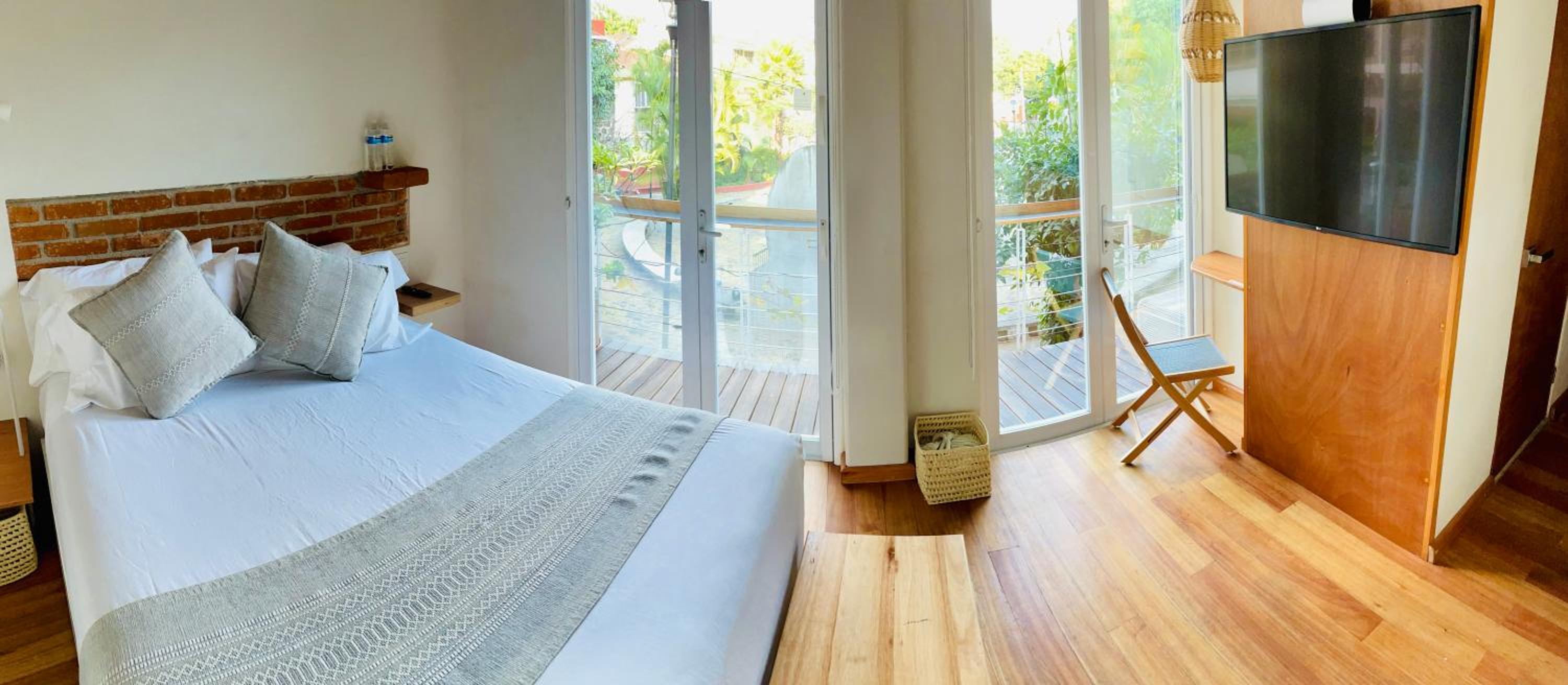 Double Room with Balcony - Photo 11