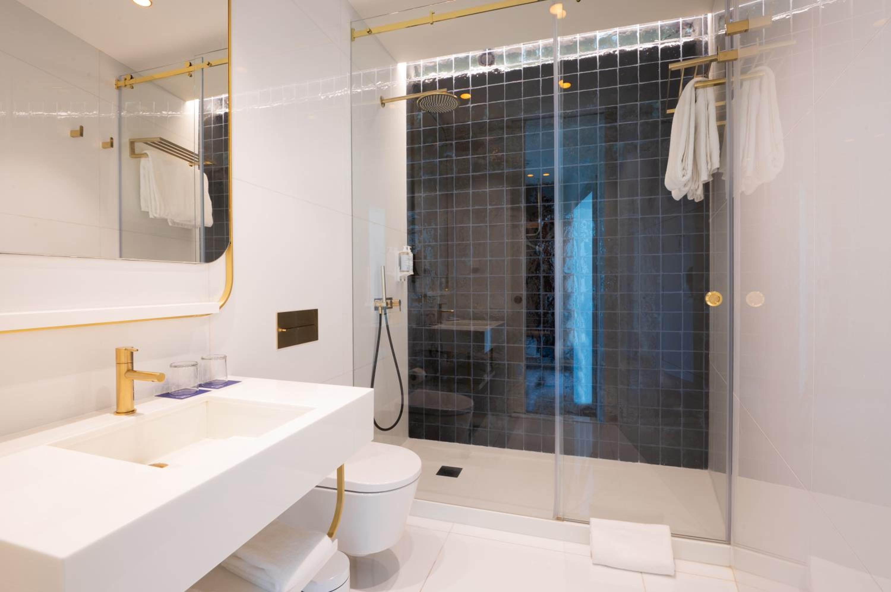 Deluxe Double or Twin Room with City View - Photo 3