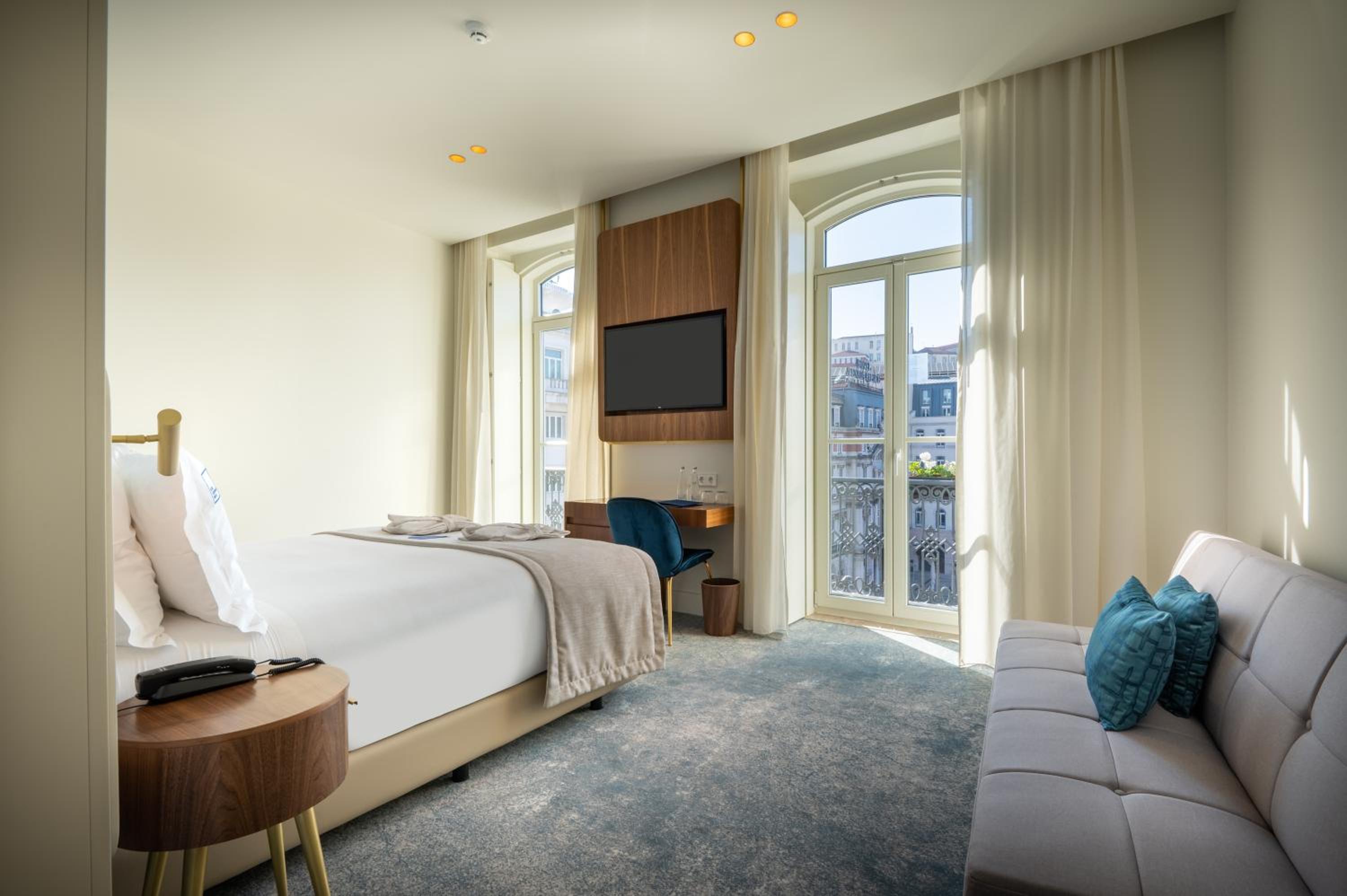 Deluxe Double or Twin Room with City View - Photo 2