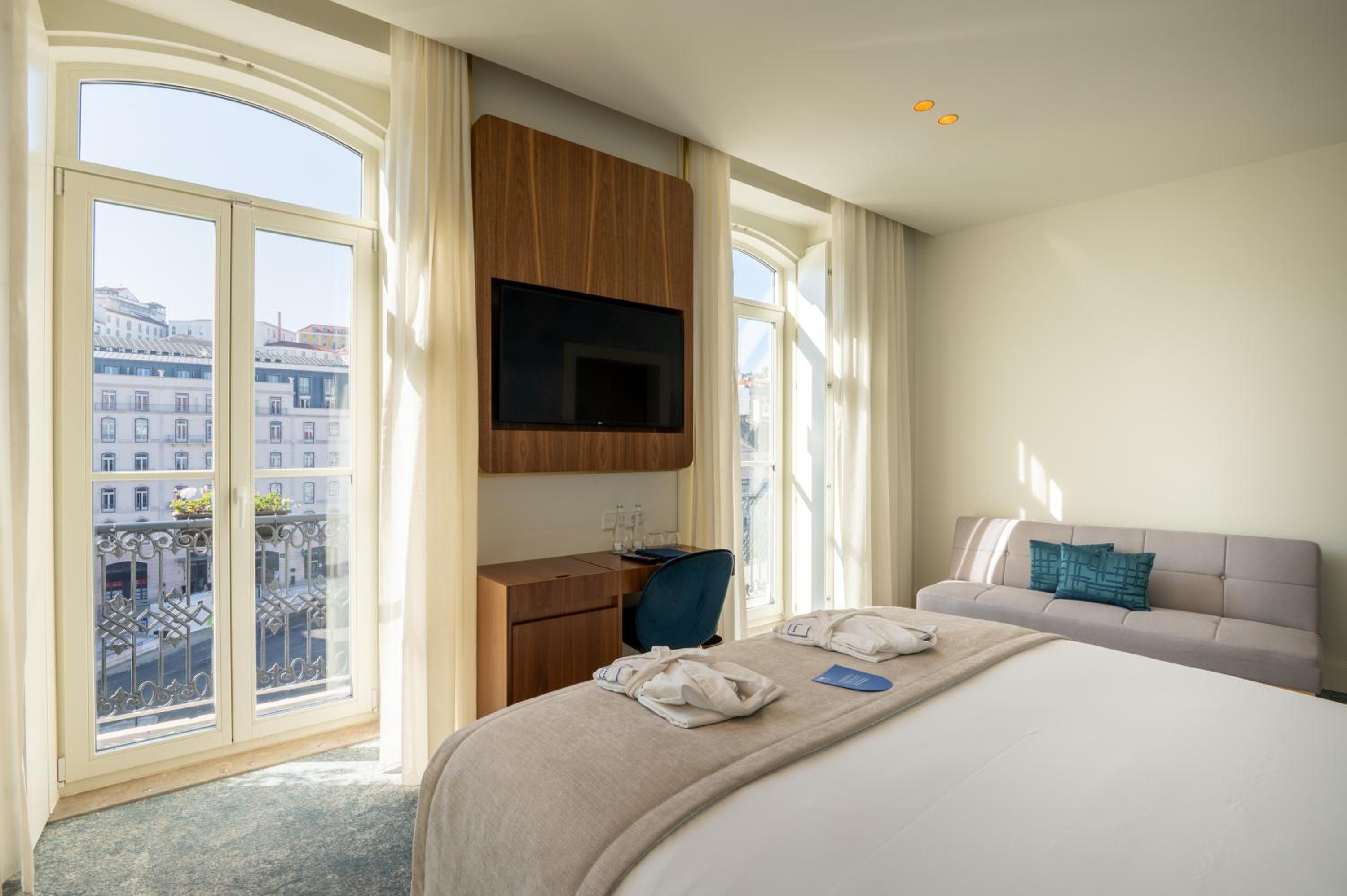 Deluxe Double or Twin Room with City View - Photo 4