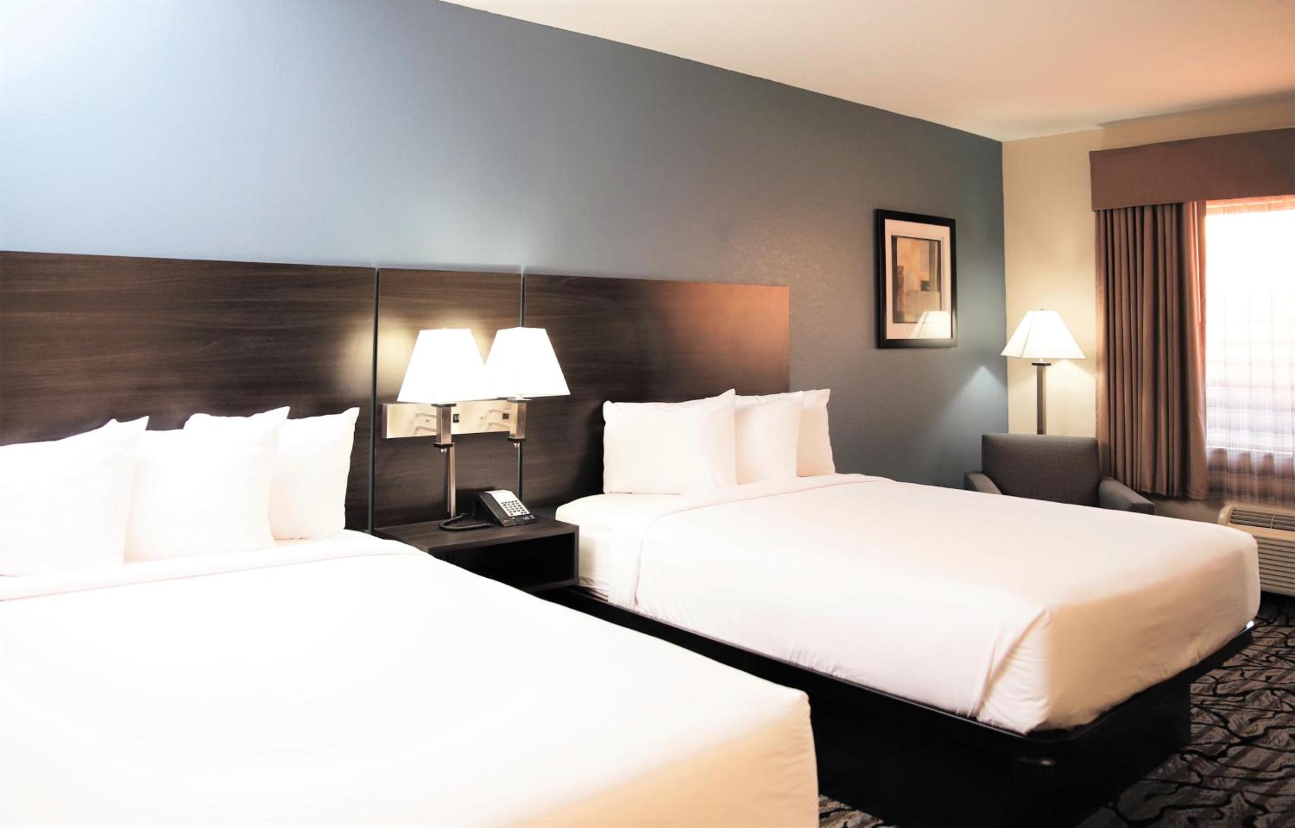 Queen Room with Two Queen Beds - Photo 2