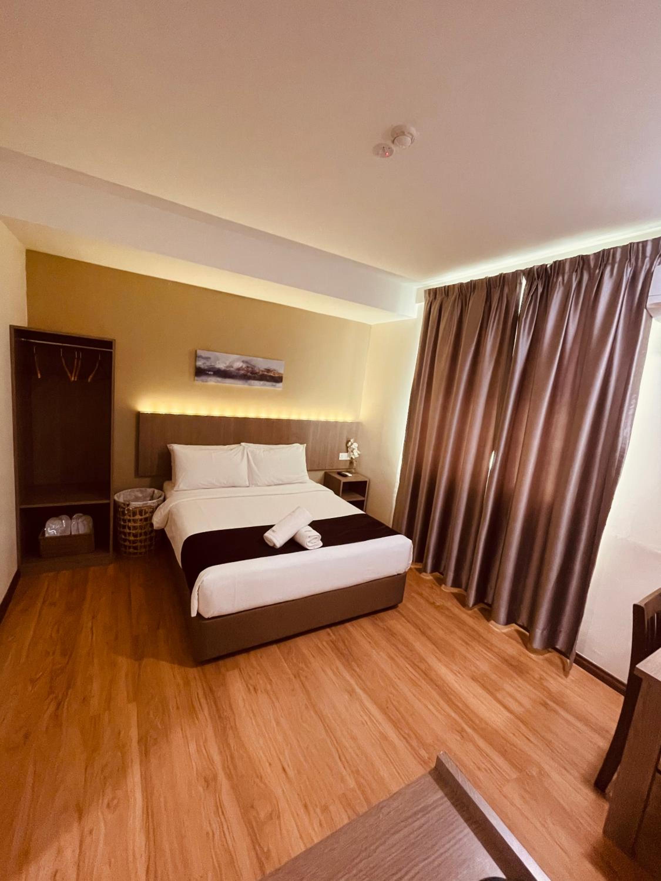 Deluxe Queen Room - Photo 11