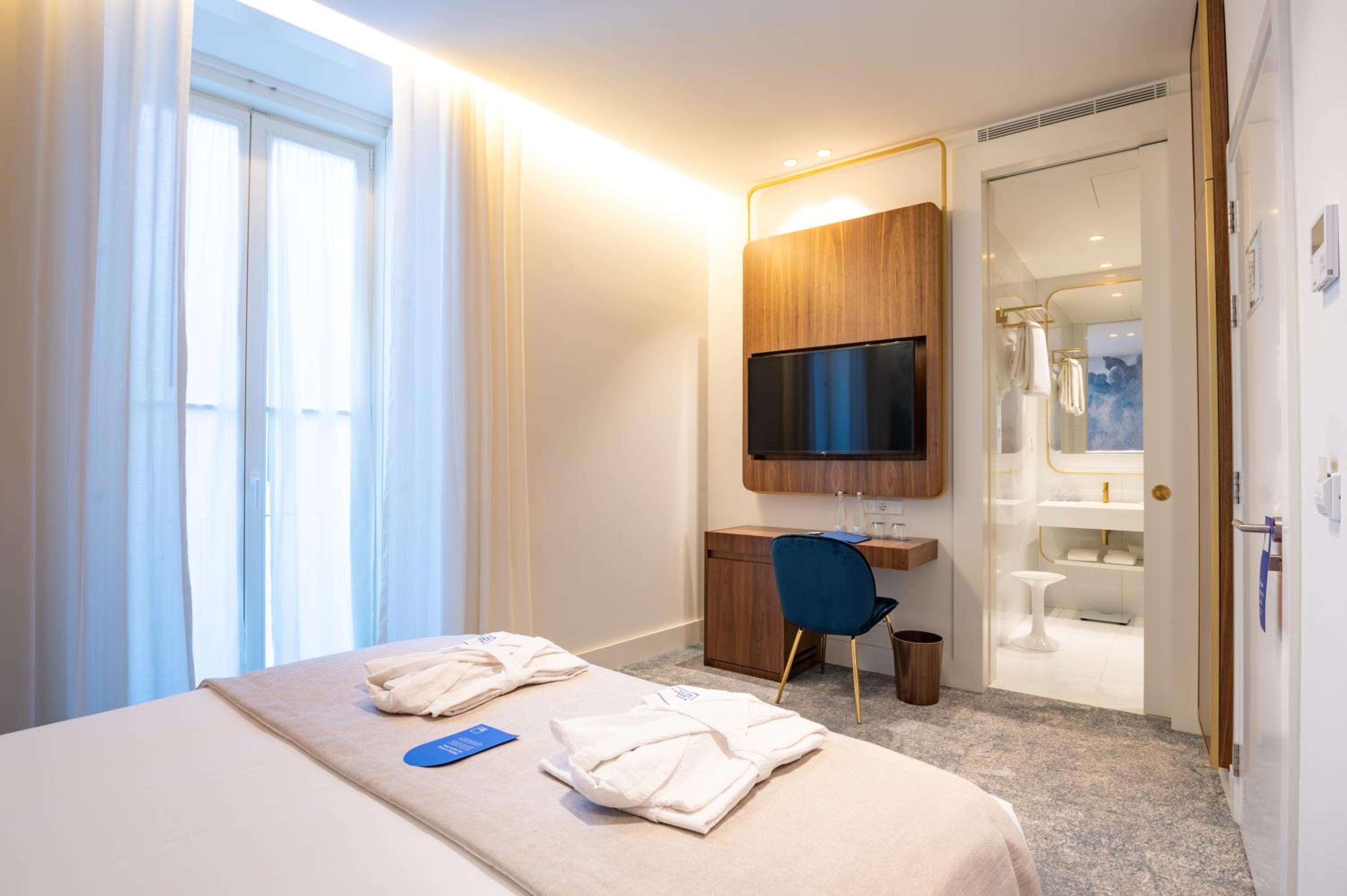 Classic Double or Twin Room with Interior View - Photo 5