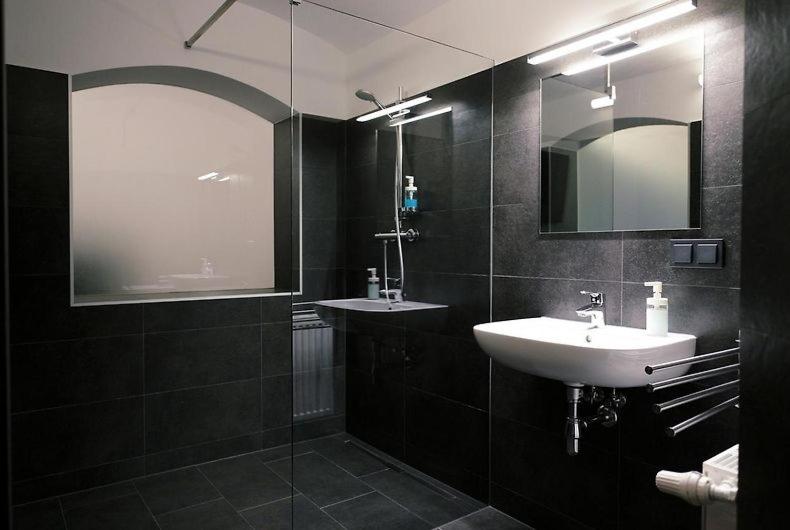 Budget Double Room - Photo 7